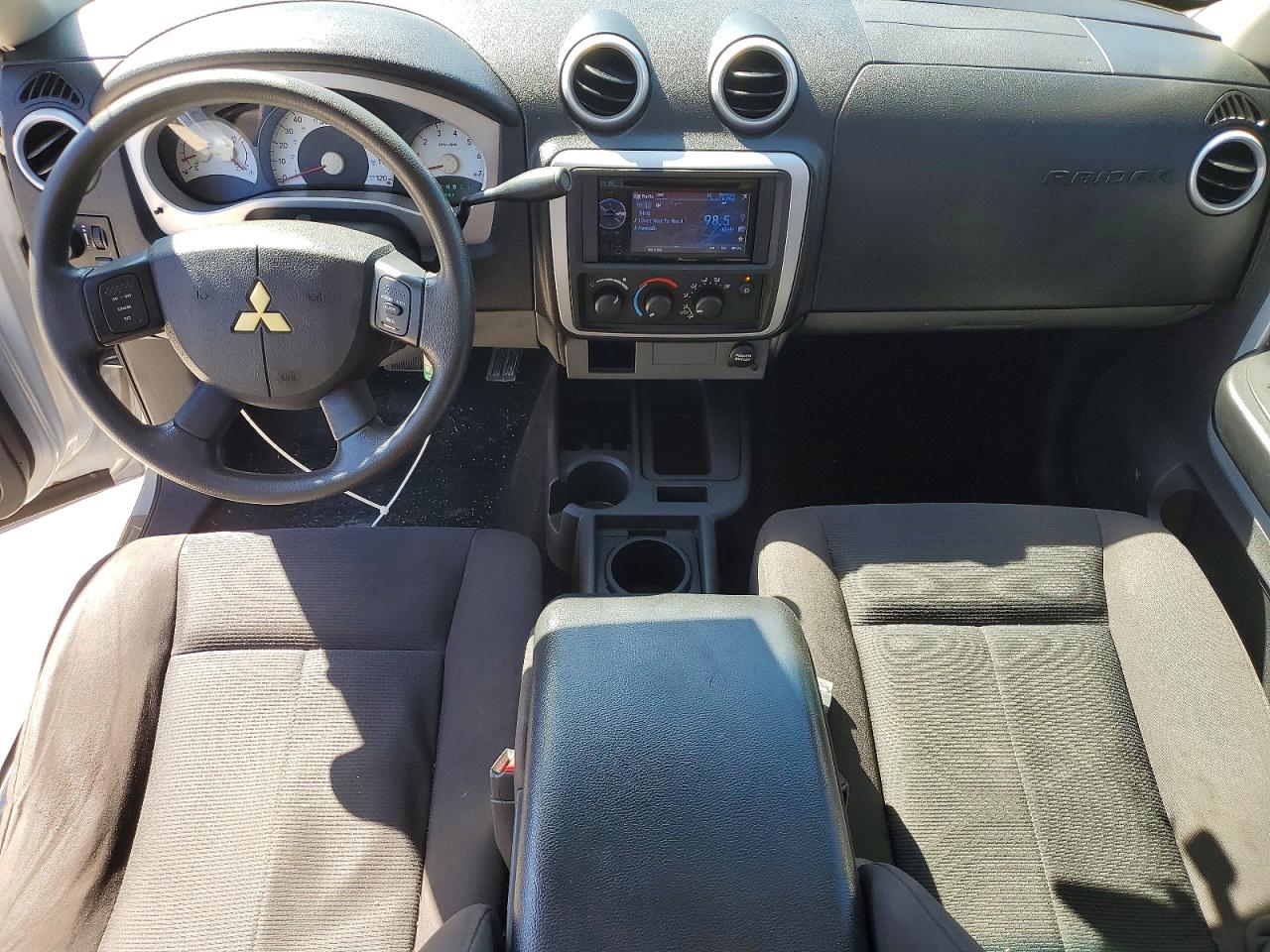 2009 Mitsubishi Raider Ls Silver vin: 1Z7HC28K99S729728
