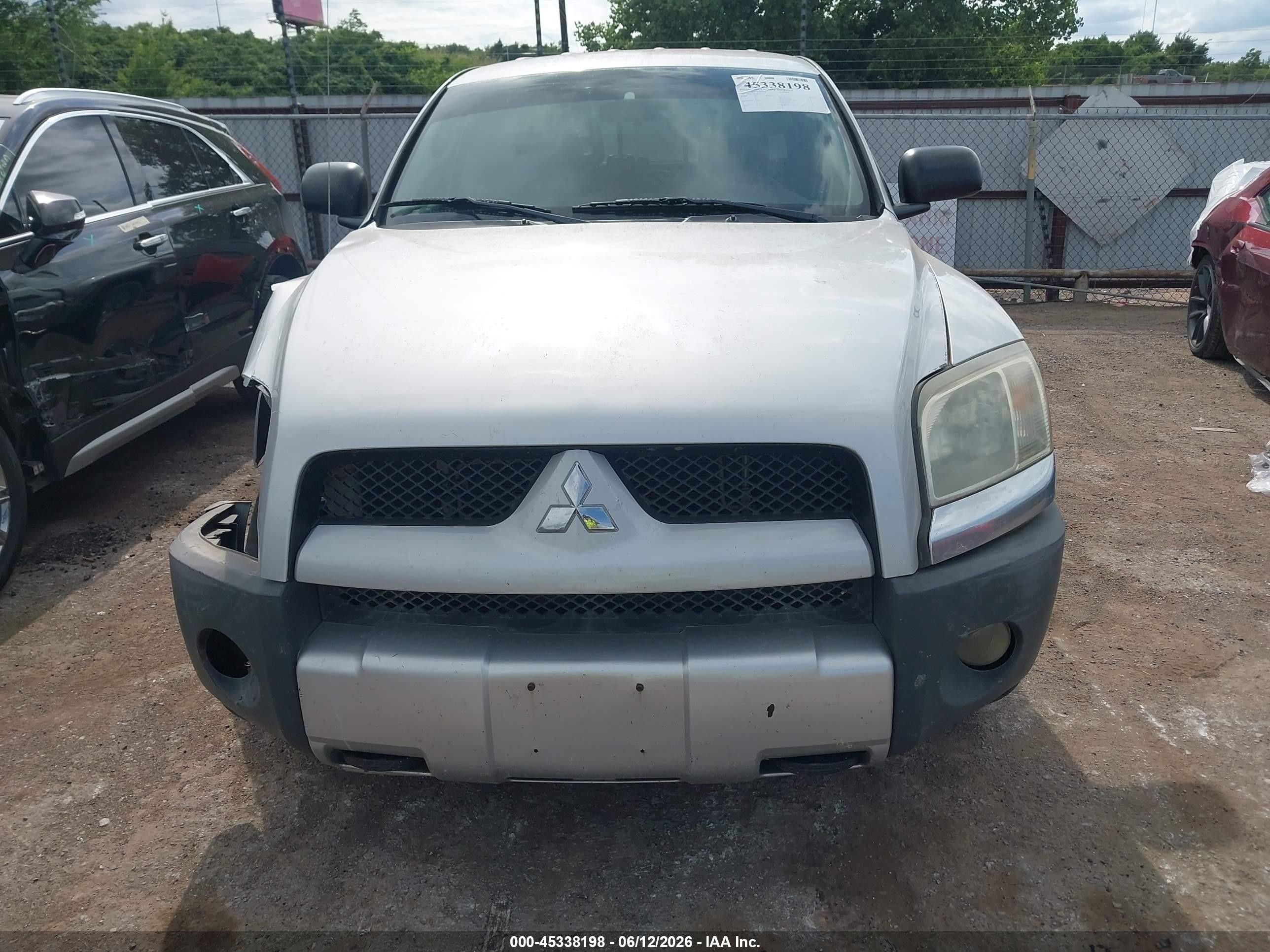2006 Mitsubishi Raider Duro Cross V6 Silver vin: 1Z7HC38K36S561733