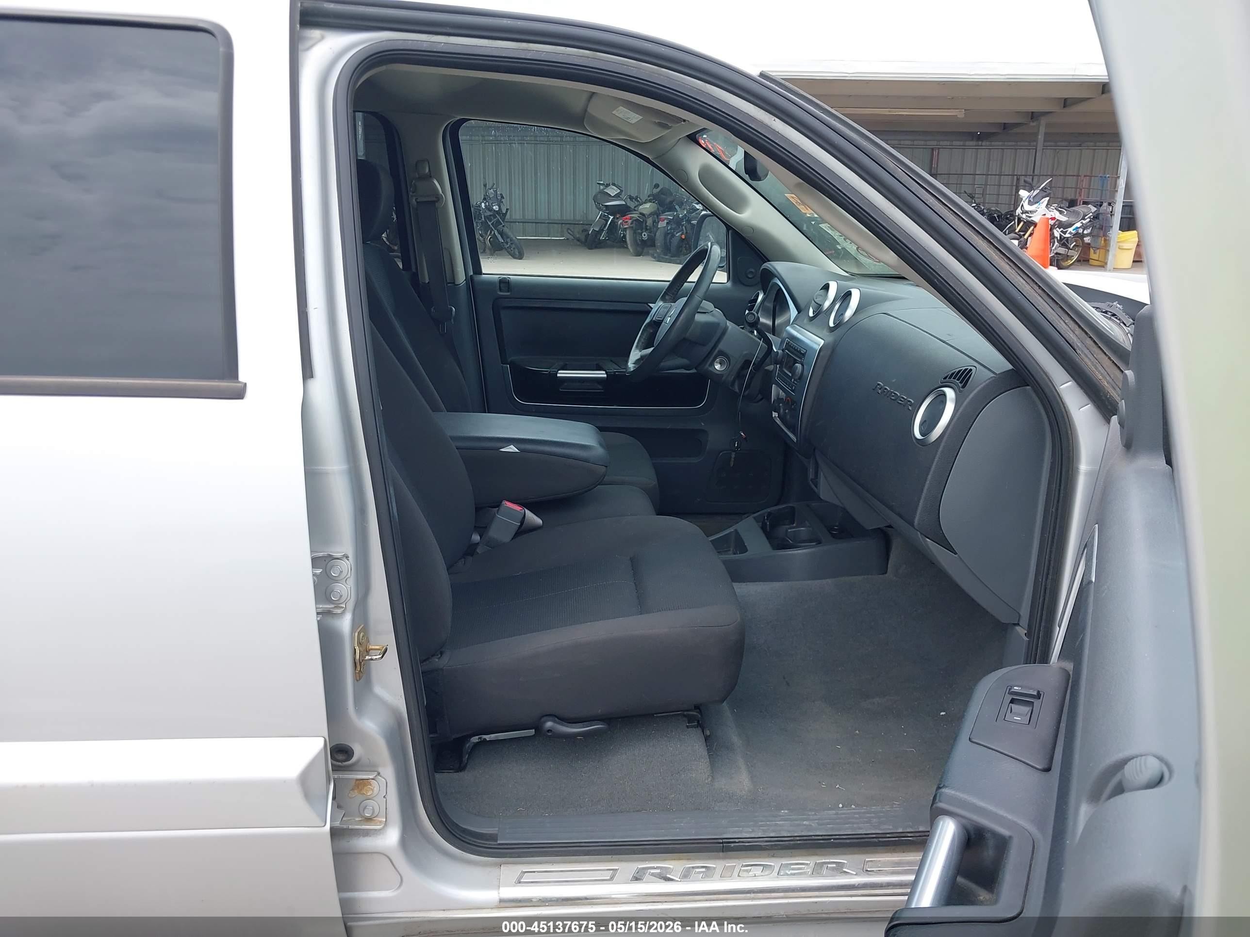2006 Mitsubishi Raider Duro Cross V8 Silver vin: 1Z7HC38N56S567866