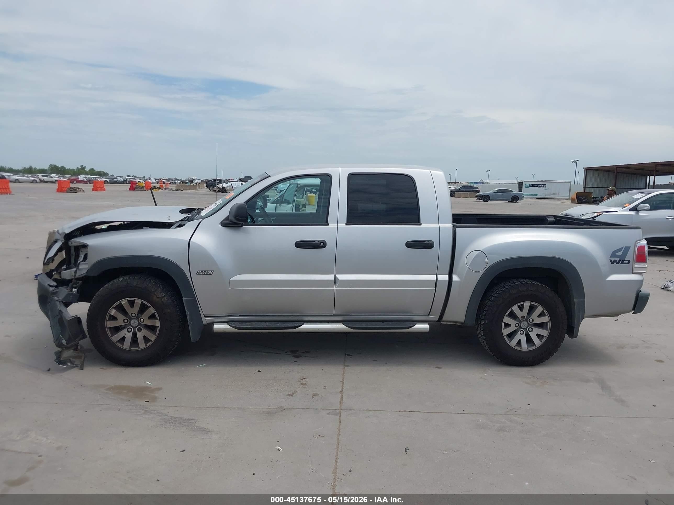 2006 Mitsubishi Raider Duro Cross V8 Silver vin: 1Z7HC38N56S567866