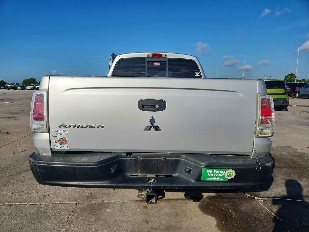 2008 Mitsubishi Raider Ls Silver vin: 1Z7HT28K28S588483