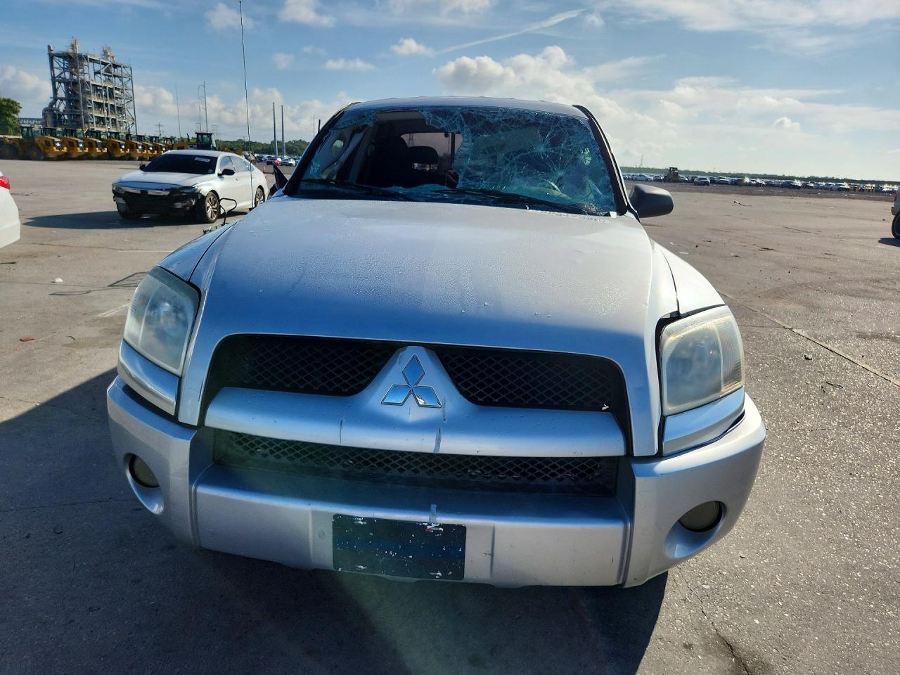 2008 Mitsubishi Raider Ls Silver vin: 1Z7HT28K28S588483