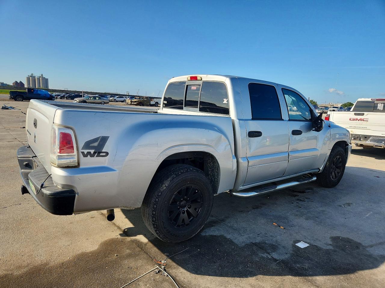 2008 Mitsubishi Raider Ls Silver vin: 1Z7HT28K28S588483