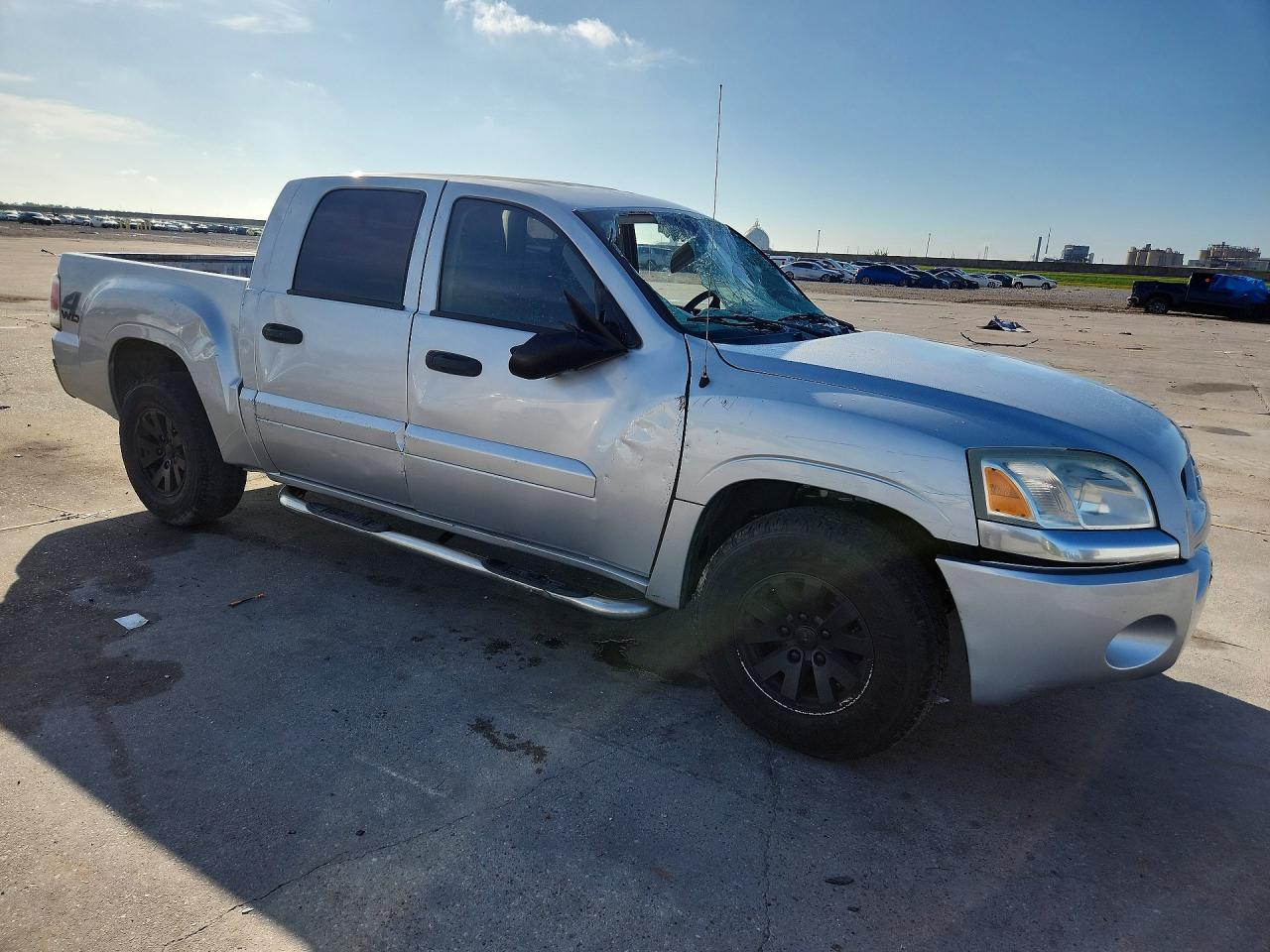 2008 Mitsubishi Raider Ls Silver vin: 1Z7HT28K28S588483