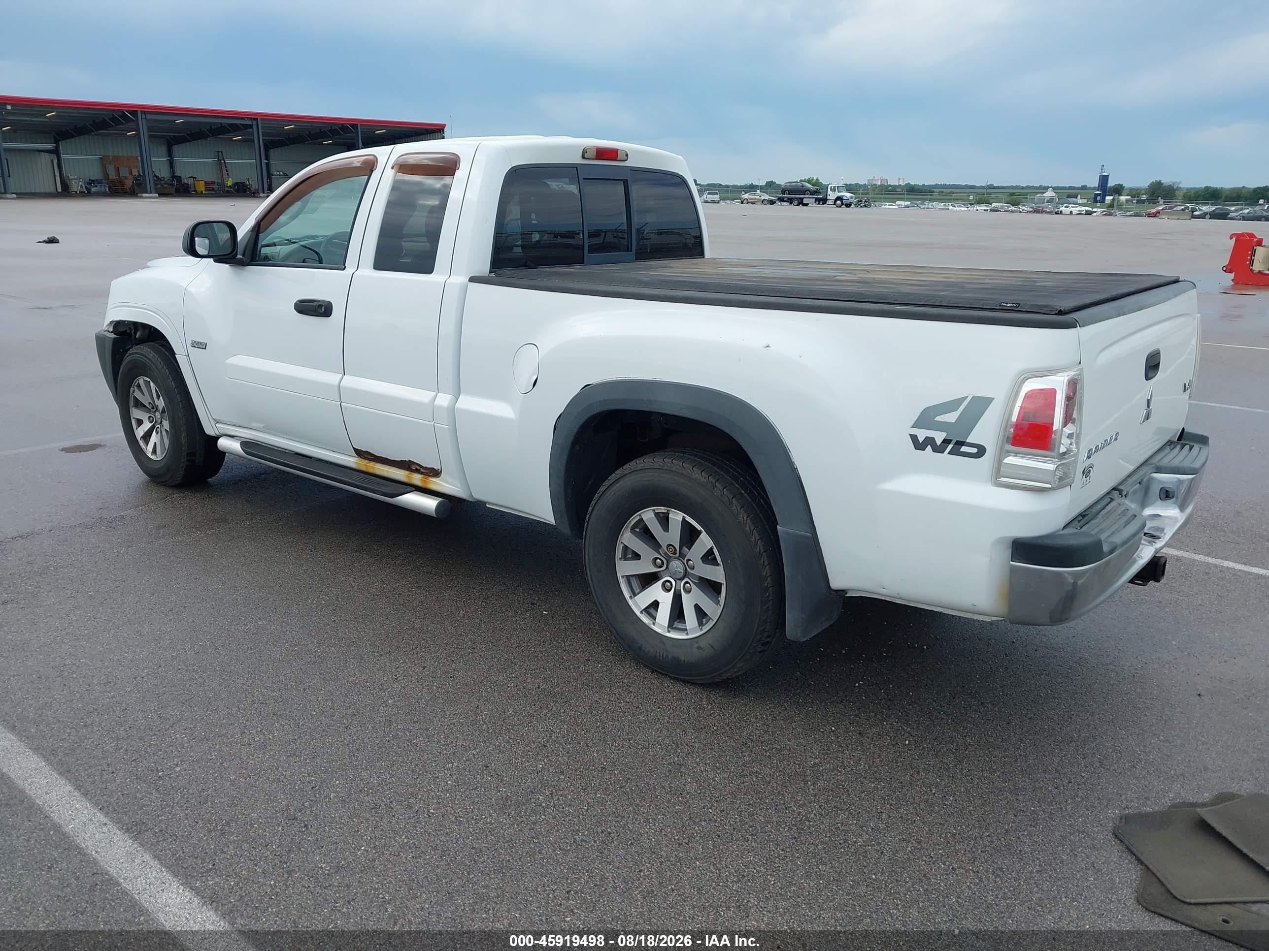 2006 Mitsubishi Raider Duro Cross V8 White vin: 1Z7HT32N66S529393
