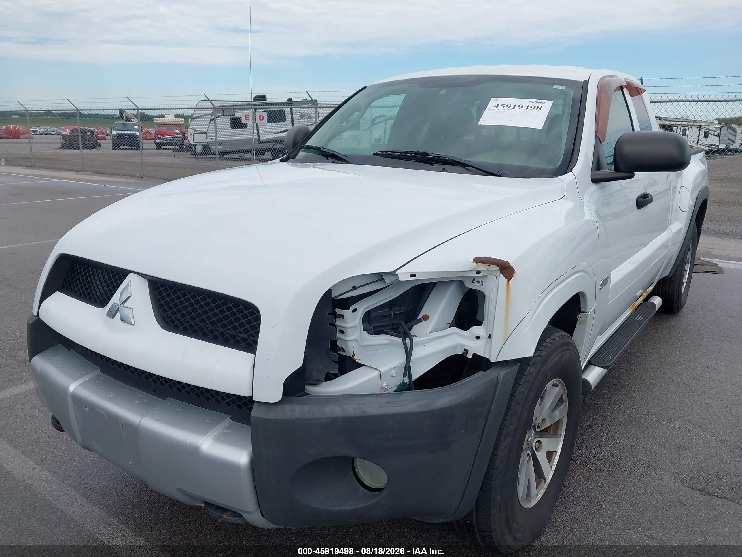 2006 Mitsubishi Raider Duro Cross V8 White vin: 1Z7HT32N66S529393