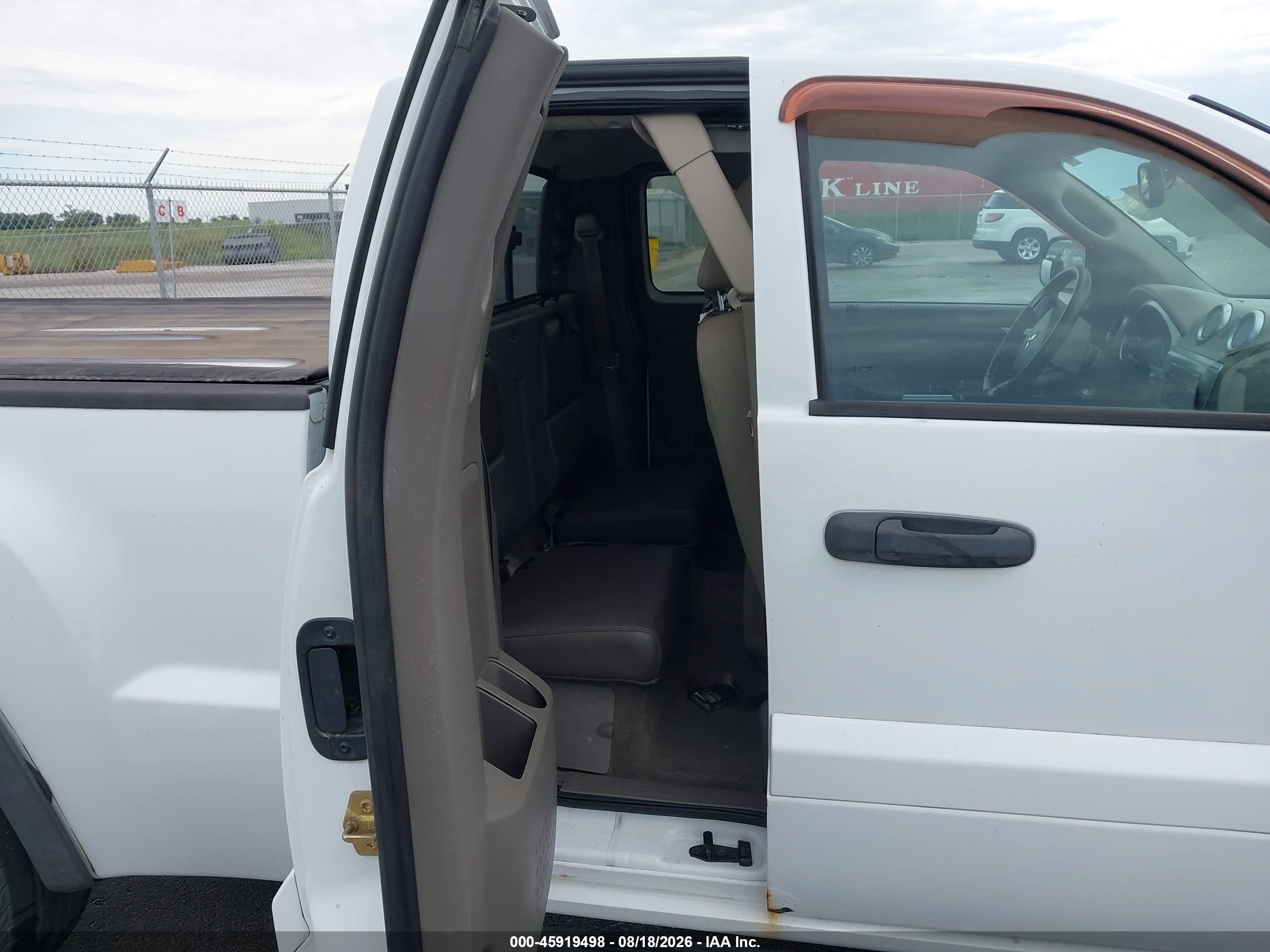 2006 Mitsubishi Raider Duro Cross V8 White vin: 1Z7HT32N66S529393