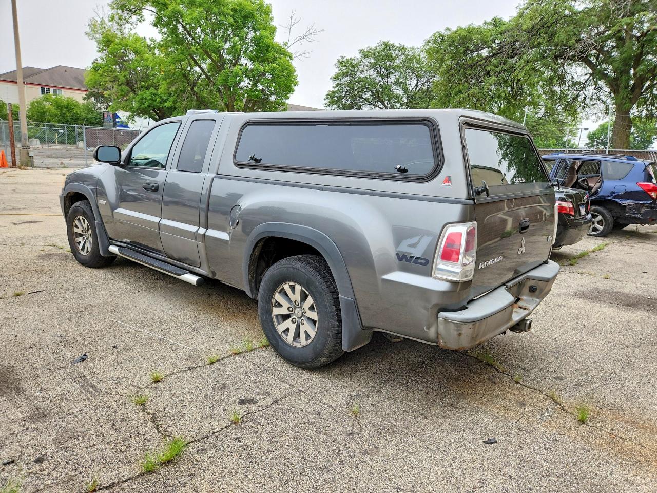 2006 Mitsubishi Raider Durocross Gray vin: 1Z7HT32N66S540717