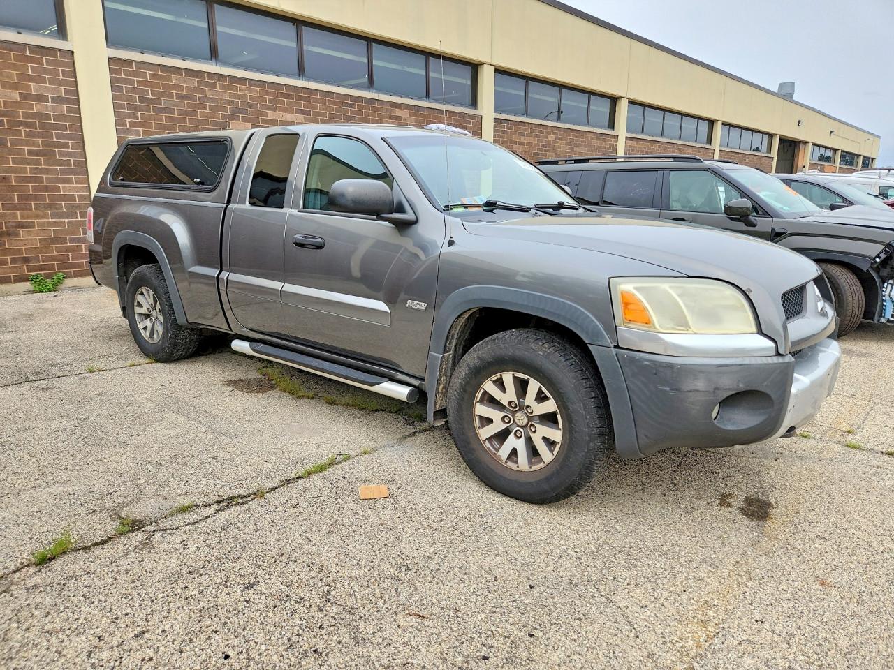 2006 Mitsubishi Raider Durocross Gray vin: 1Z7HT32N66S540717