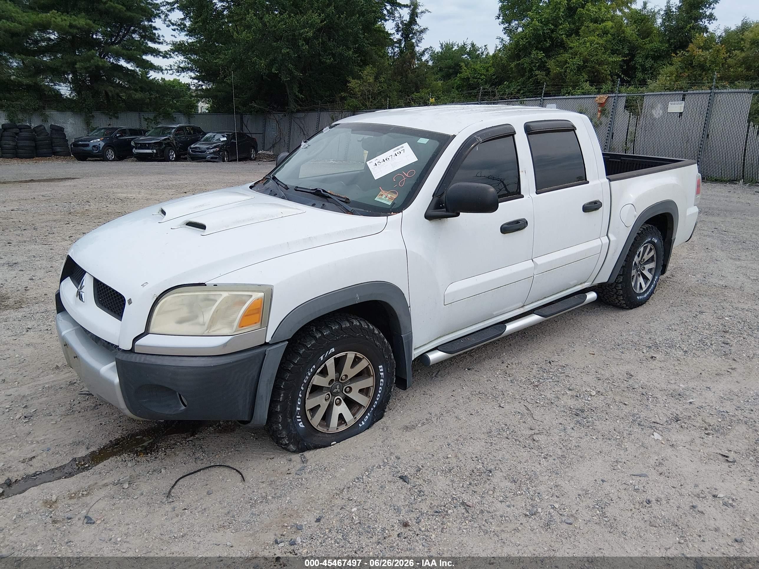 2006 Mitsubishi Raider Duro Cross V8 White vin: 1Z7HT38N86S501134