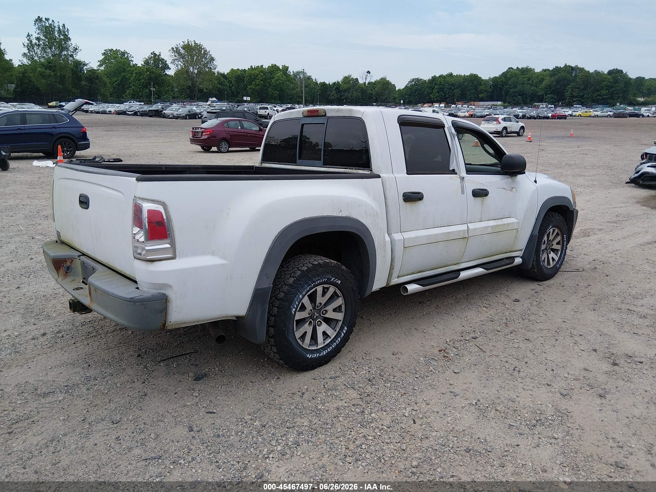2006 Mitsubishi Raider Duro Cross V8 White vin: 1Z7HT38N86S501134