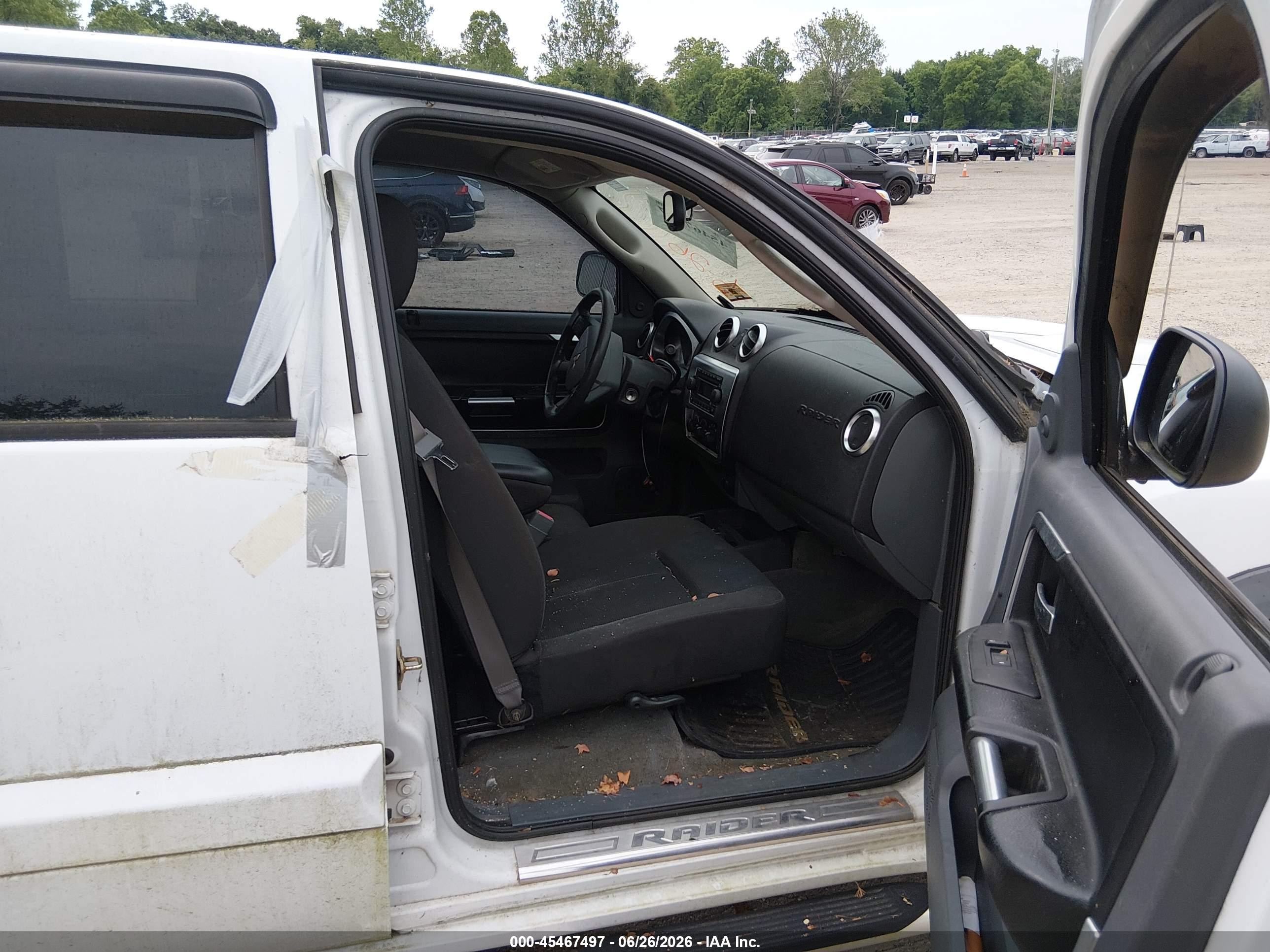 2006 Mitsubishi Raider Duro Cross V8 White vin: 1Z7HT38N86S501134