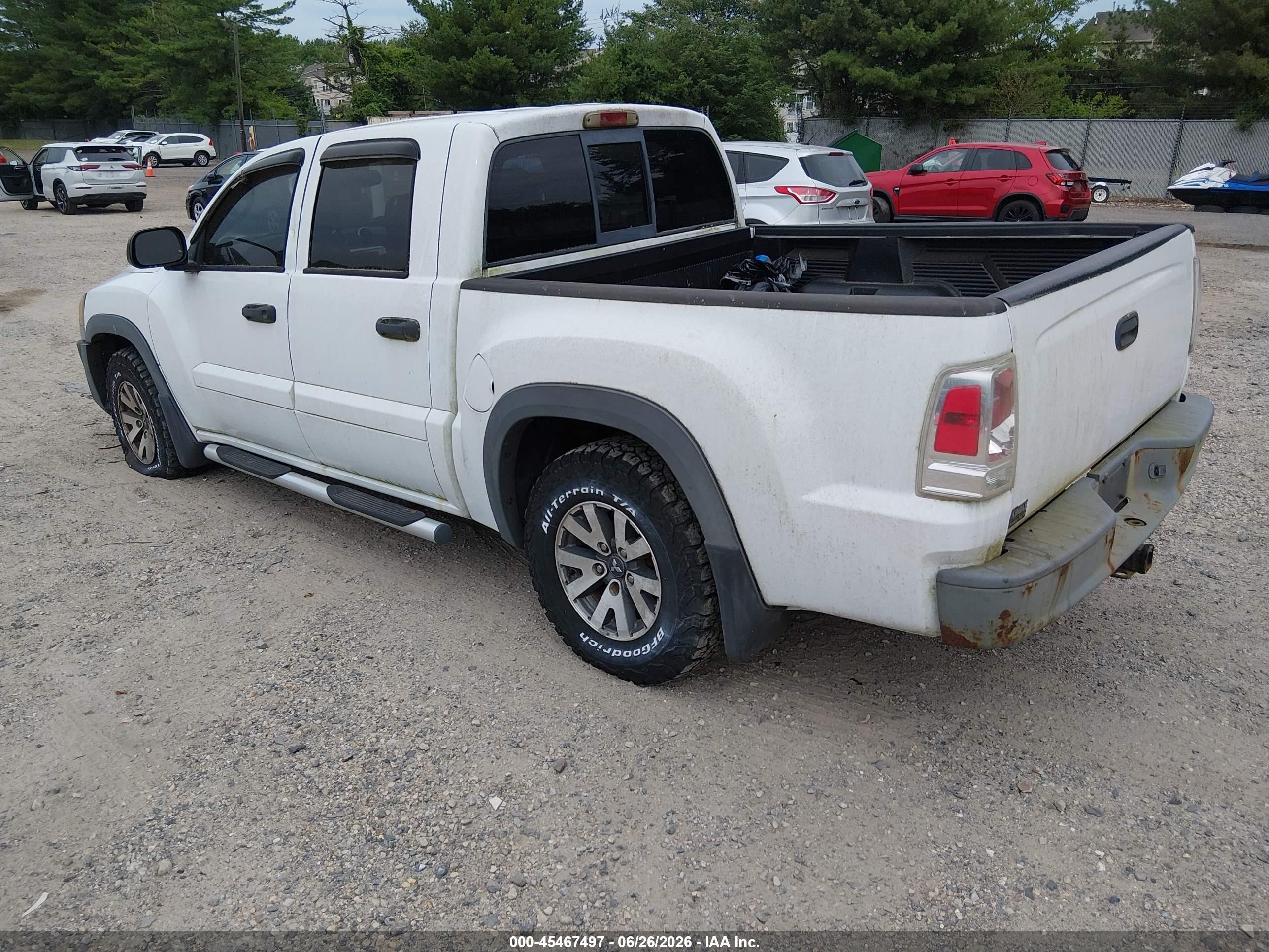 2006 Mitsubishi Raider Duro Cross V8 White vin: 1Z7HT38N86S501134