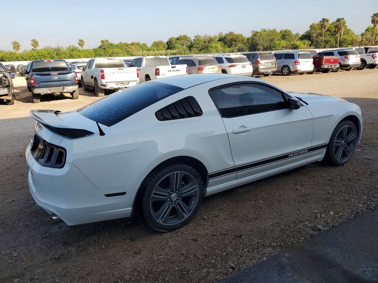 2013 Ford Mustang White vin: 1ZVBP8AM0D5261123