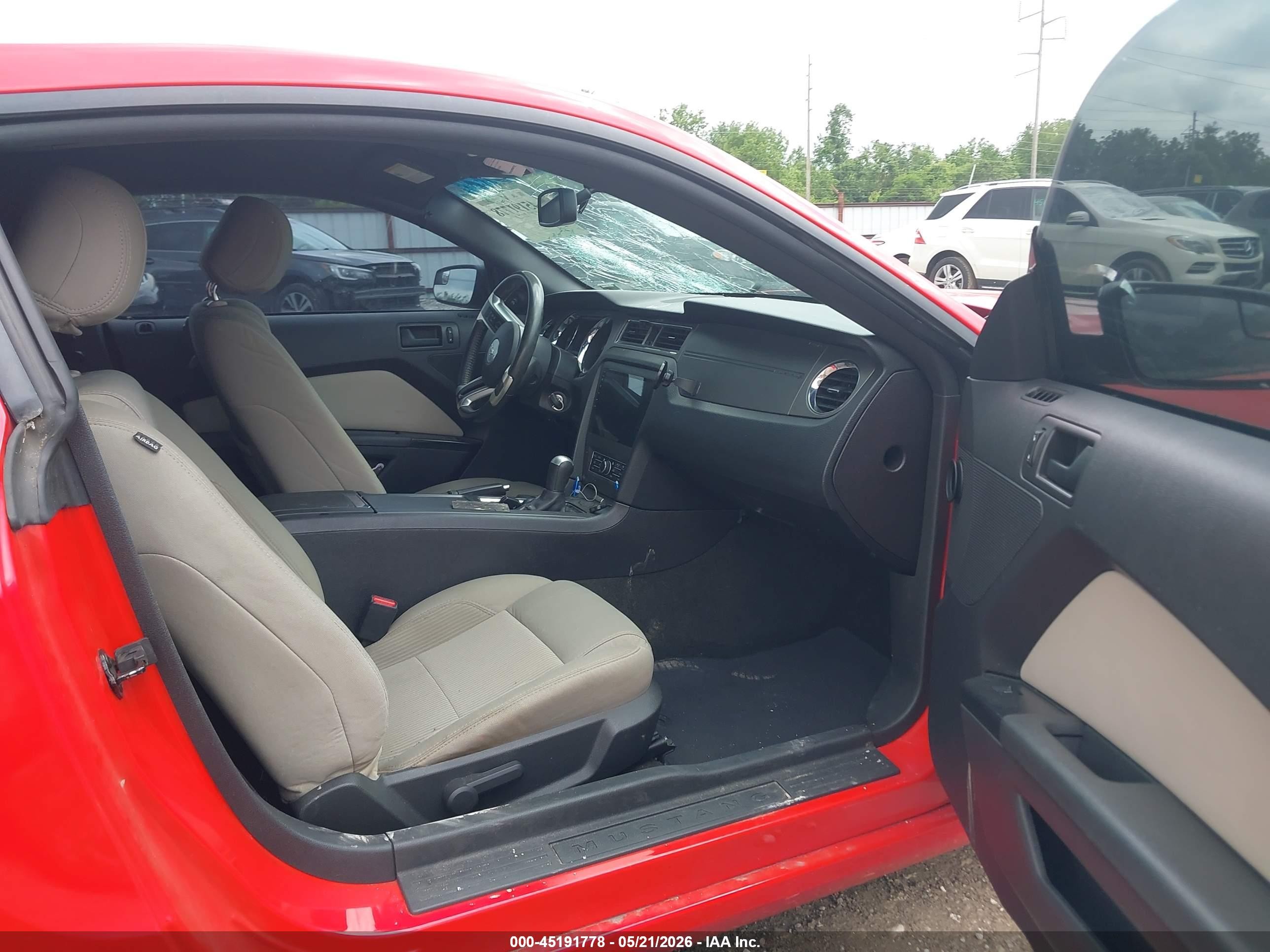 2014 Ford Mustang V6 Red vin: 1ZVBP8AM0E5260717