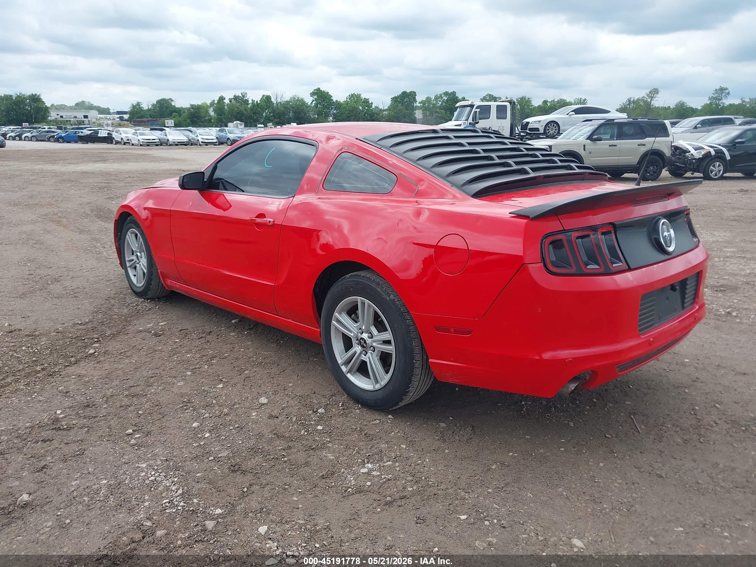 2014 Ford Mustang V6 Red vin: 1ZVBP8AM0E5260717