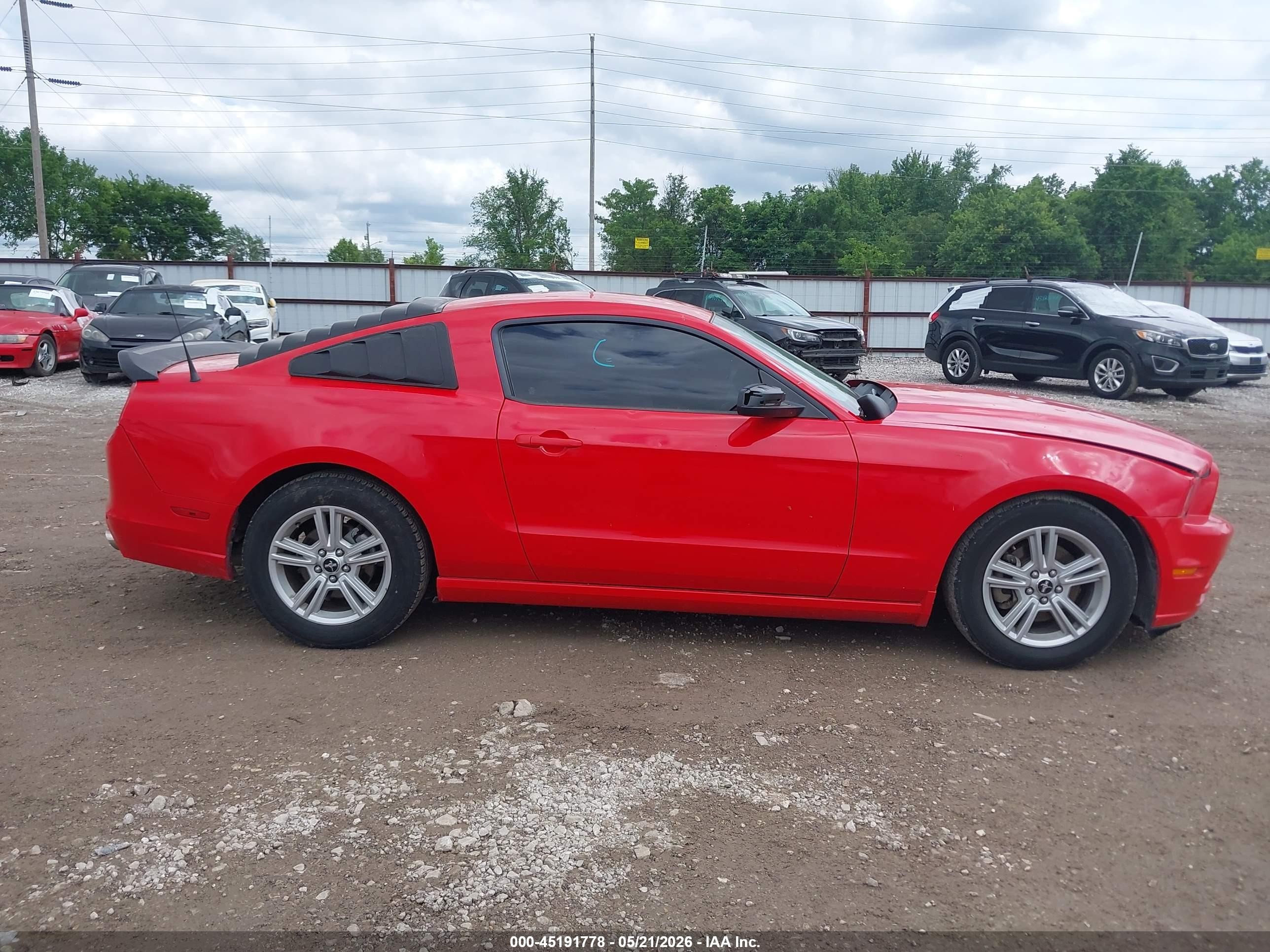 2014 Ford Mustang V6 Red vin: 1ZVBP8AM0E5260717