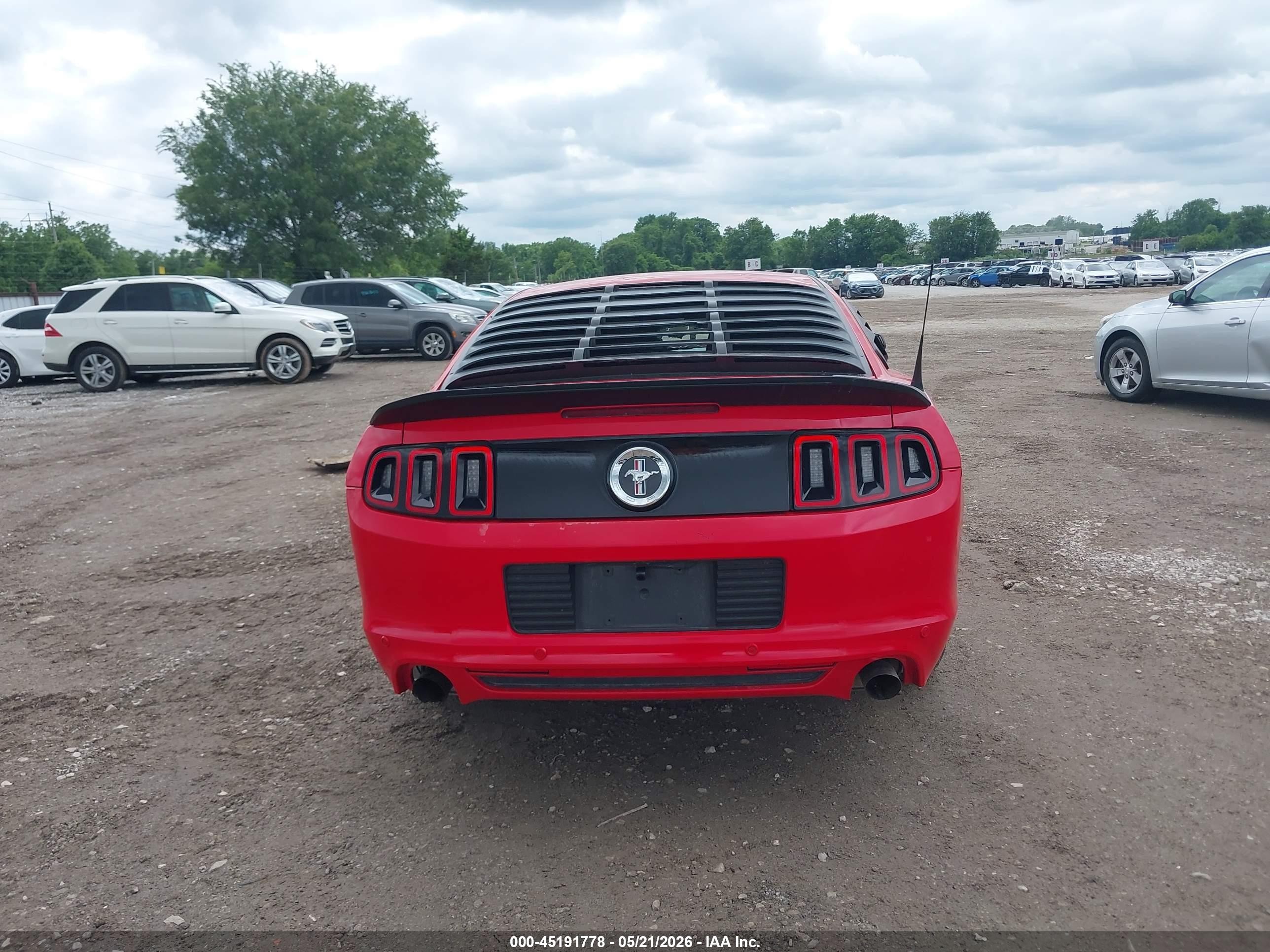 2014 Ford Mustang V6 Red vin: 1ZVBP8AM0E5260717