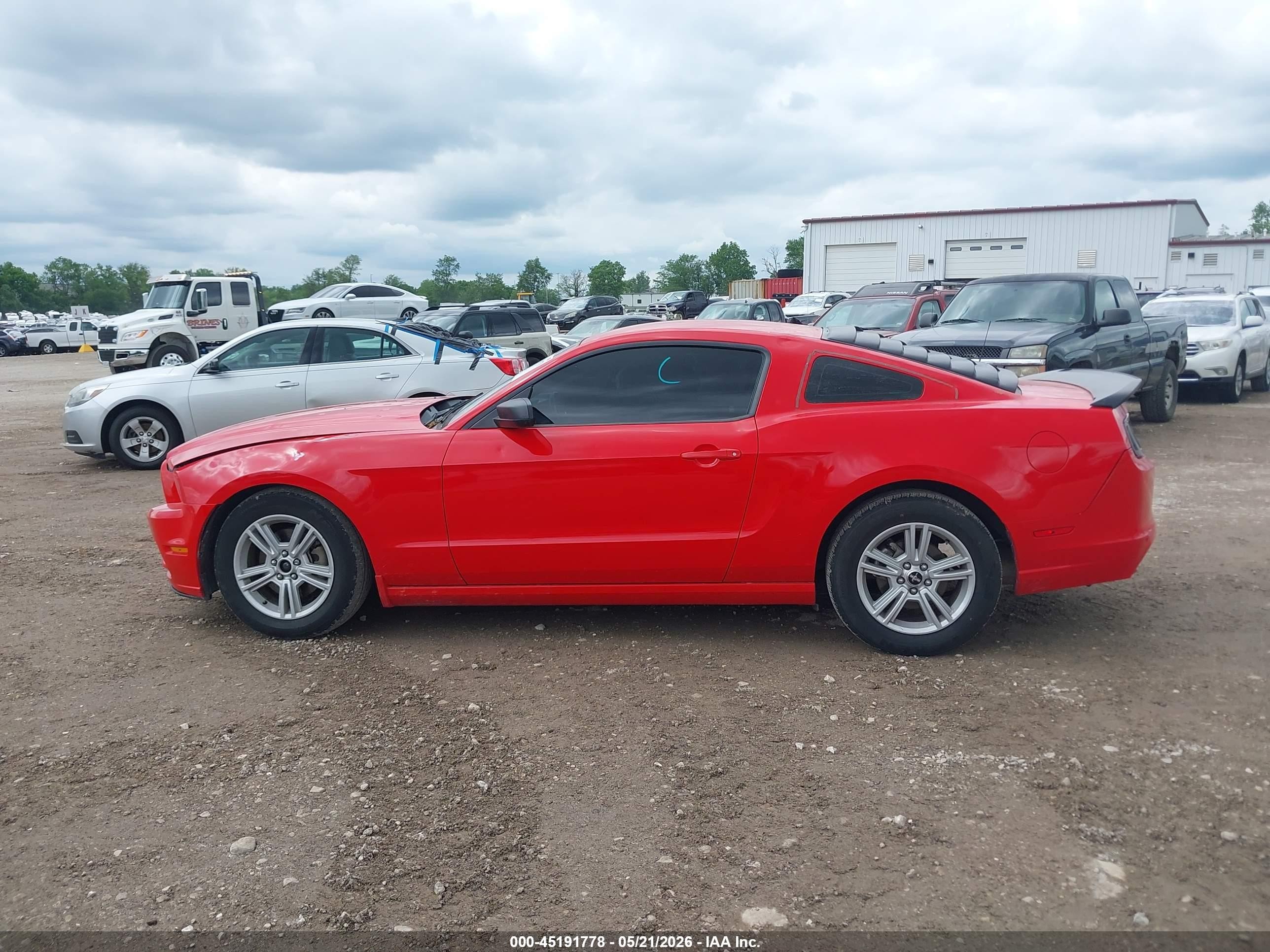2014 Ford Mustang V6 Red vin: 1ZVBP8AM0E5260717