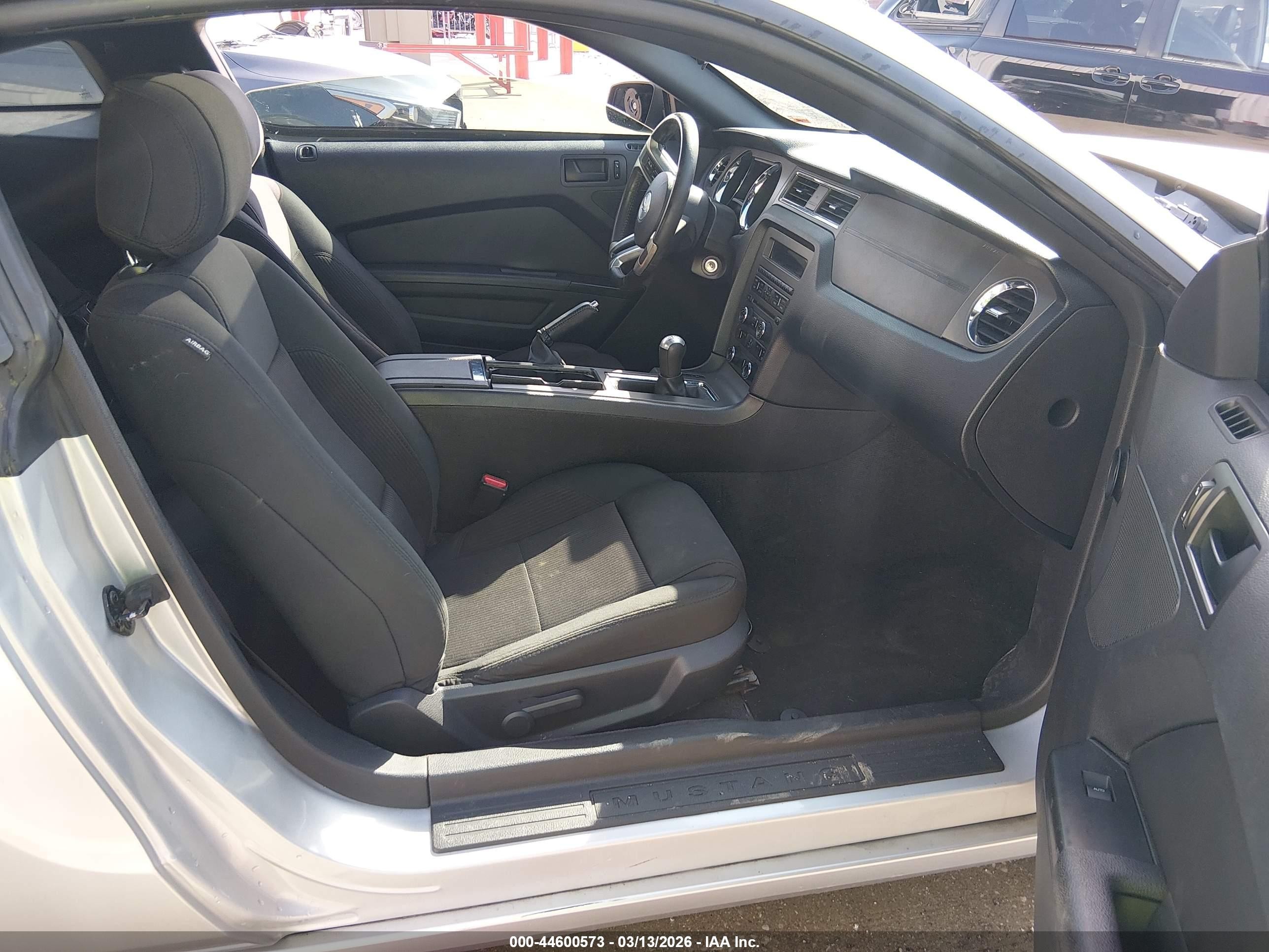 2014 Ford Mustang V6 Серебряный vin: 1ZVBP8AM0E5278120