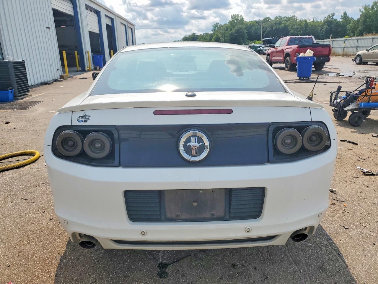 2014 Ford Mustang Белый vin: 1ZVBP8AM0E5312962