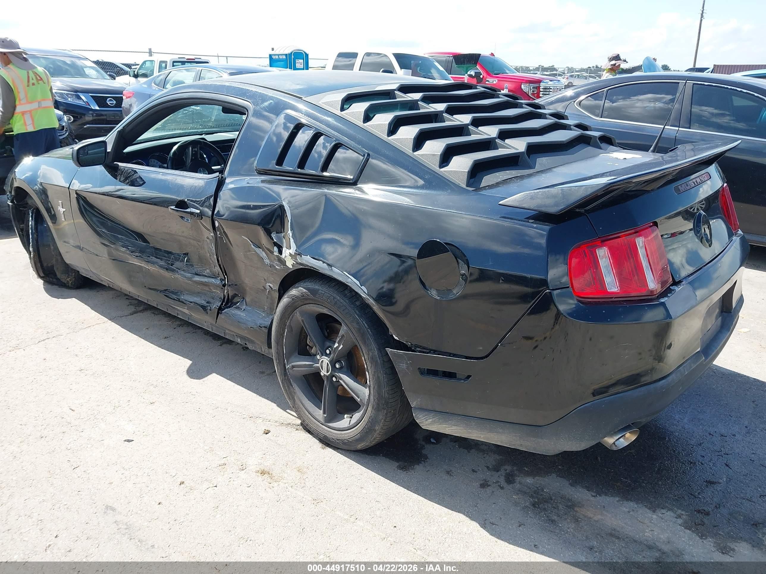 2011 Ford Mustang V6 Premium Черный vin: 1ZVBP8AM1B5103659