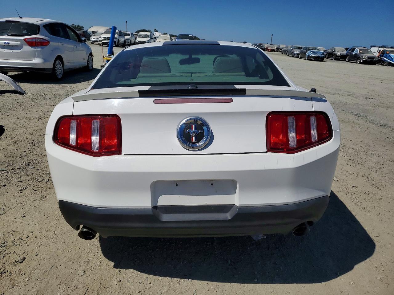 2011 Ford Mustang White vin: 1ZVBP8AM1B5119554
