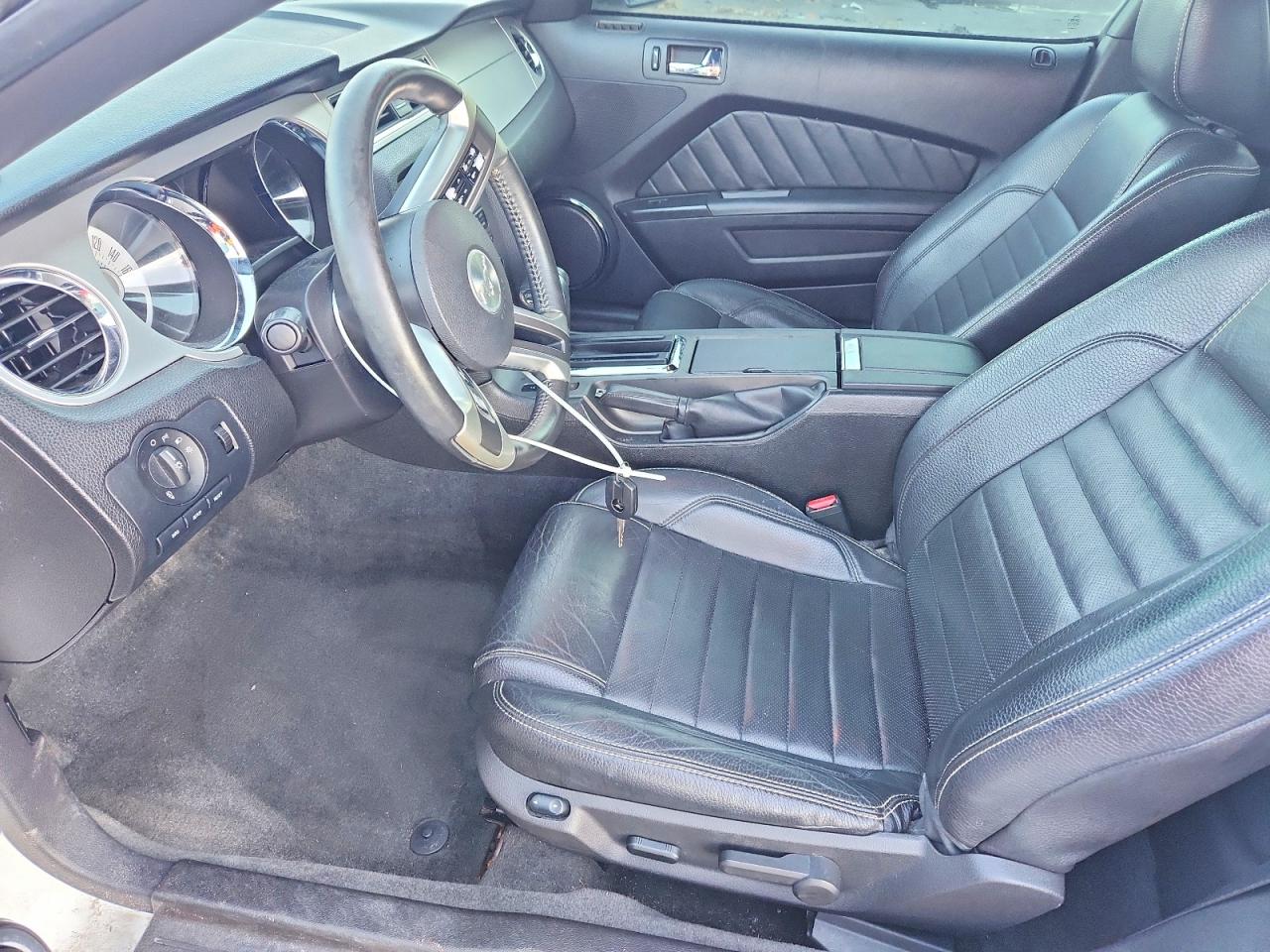 2012 Ford Mustang Белый vin: 1ZVBP8AM1C5200314