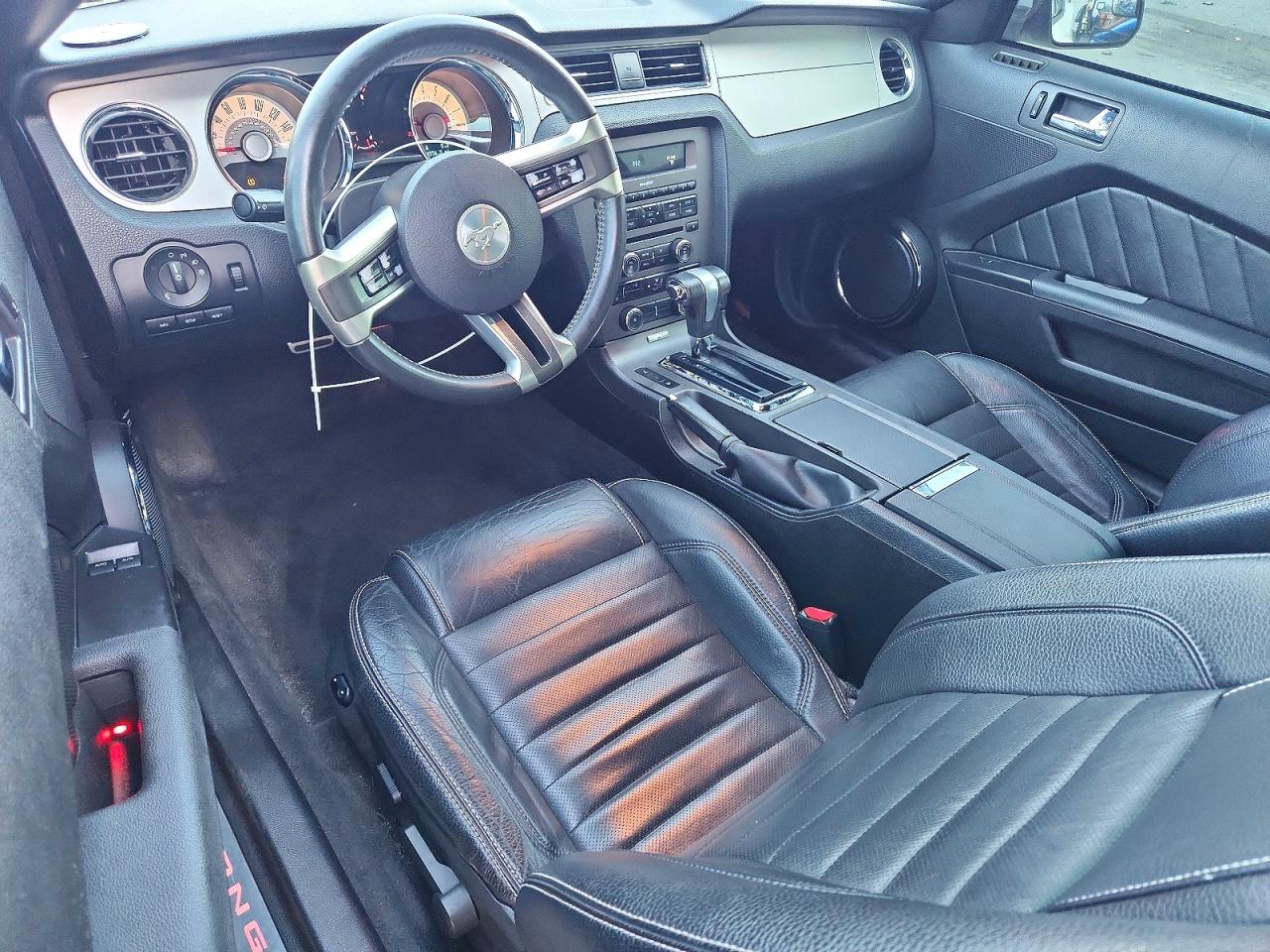 2012 Ford Mustang Белый vin: 1ZVBP8AM1C5200314