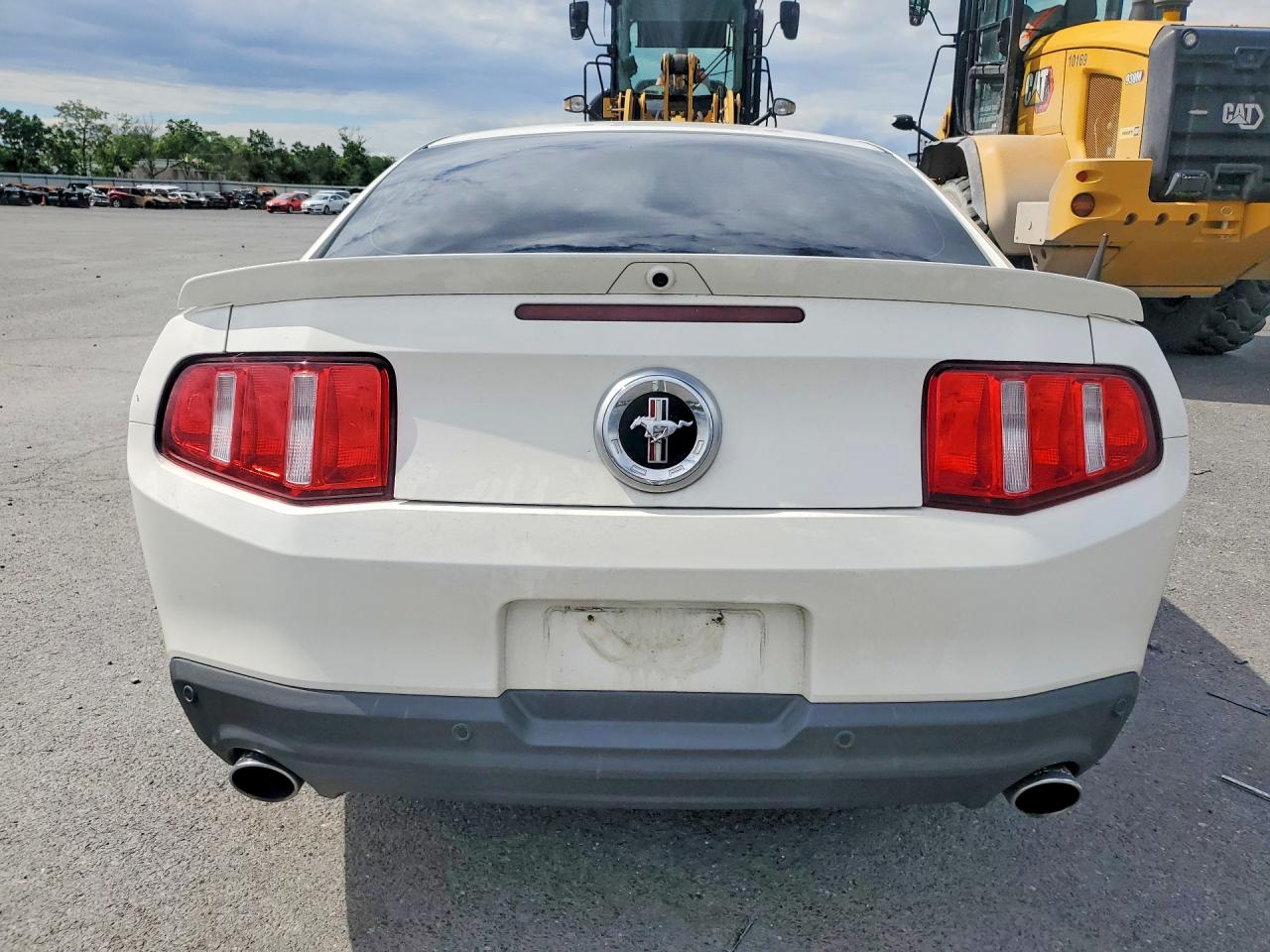 2012 Ford Mustang White vin: 1ZVBP8AM1C5258116