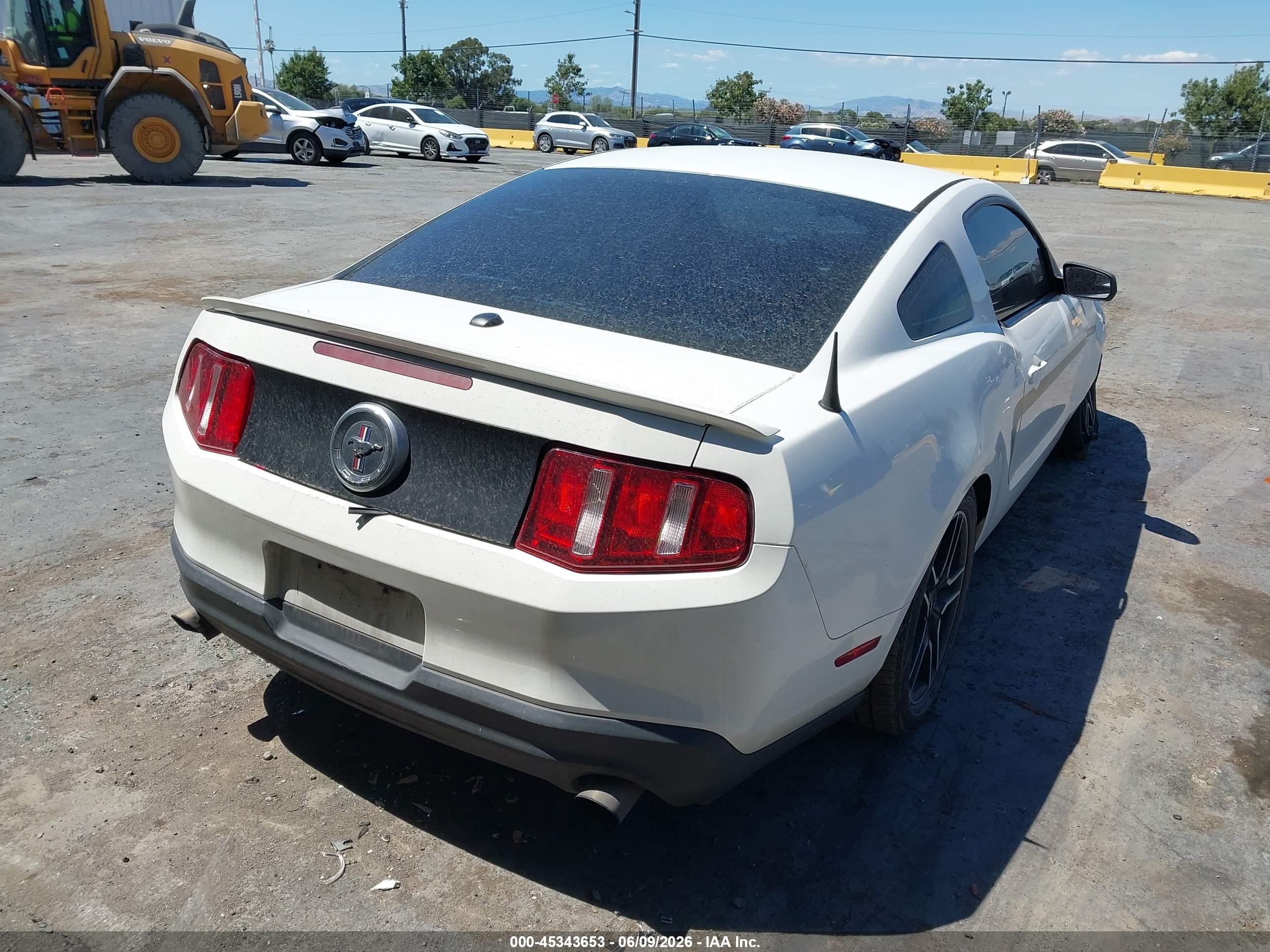 2012 Ford Mustang V6 Premium Белый vin: 1ZVBP8AM1C5268130