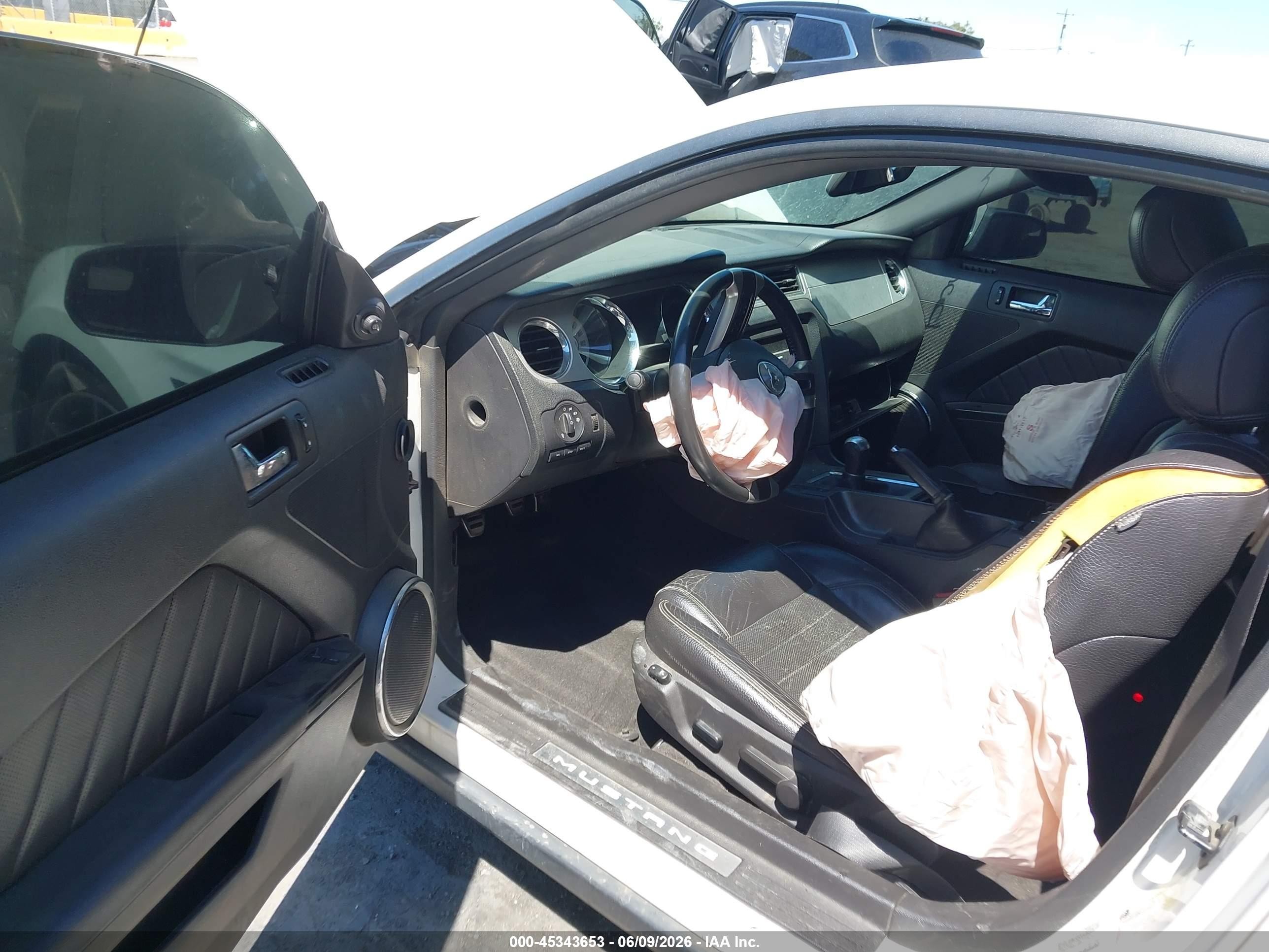 2012 Ford Mustang V6 Premium Белый vin: 1ZVBP8AM1C5268130