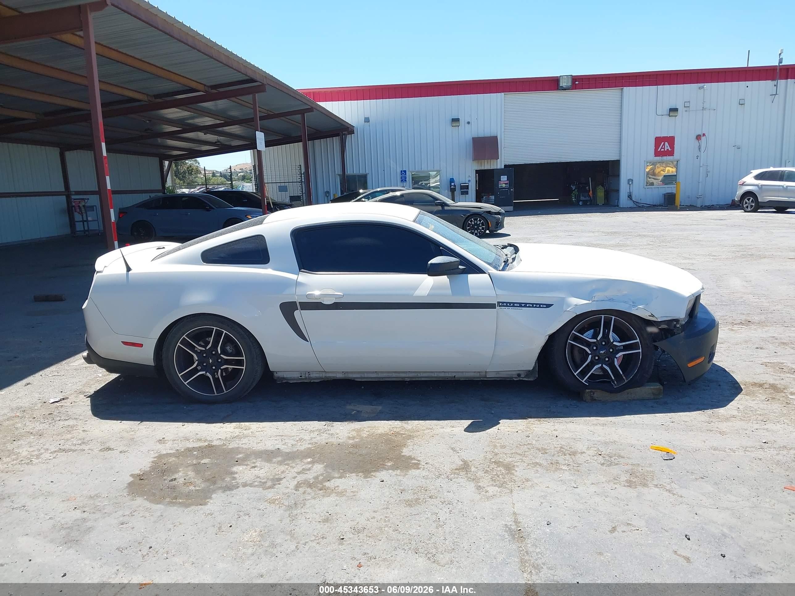 2012 Ford Mustang V6 Premium Белый vin: 1ZVBP8AM1C5268130