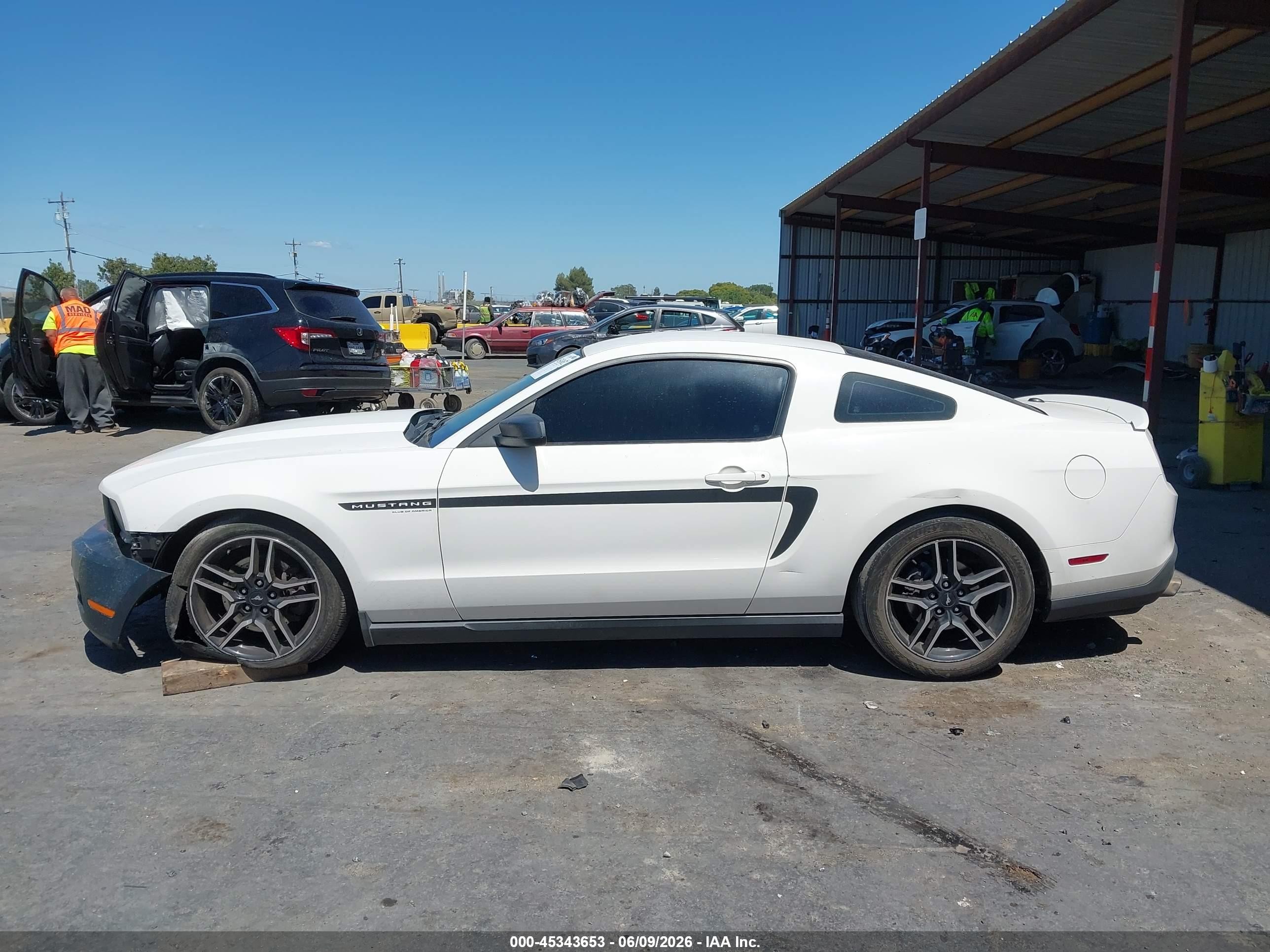 2012 Ford Mustang V6 Premium Белый vin: 1ZVBP8AM1C5268130