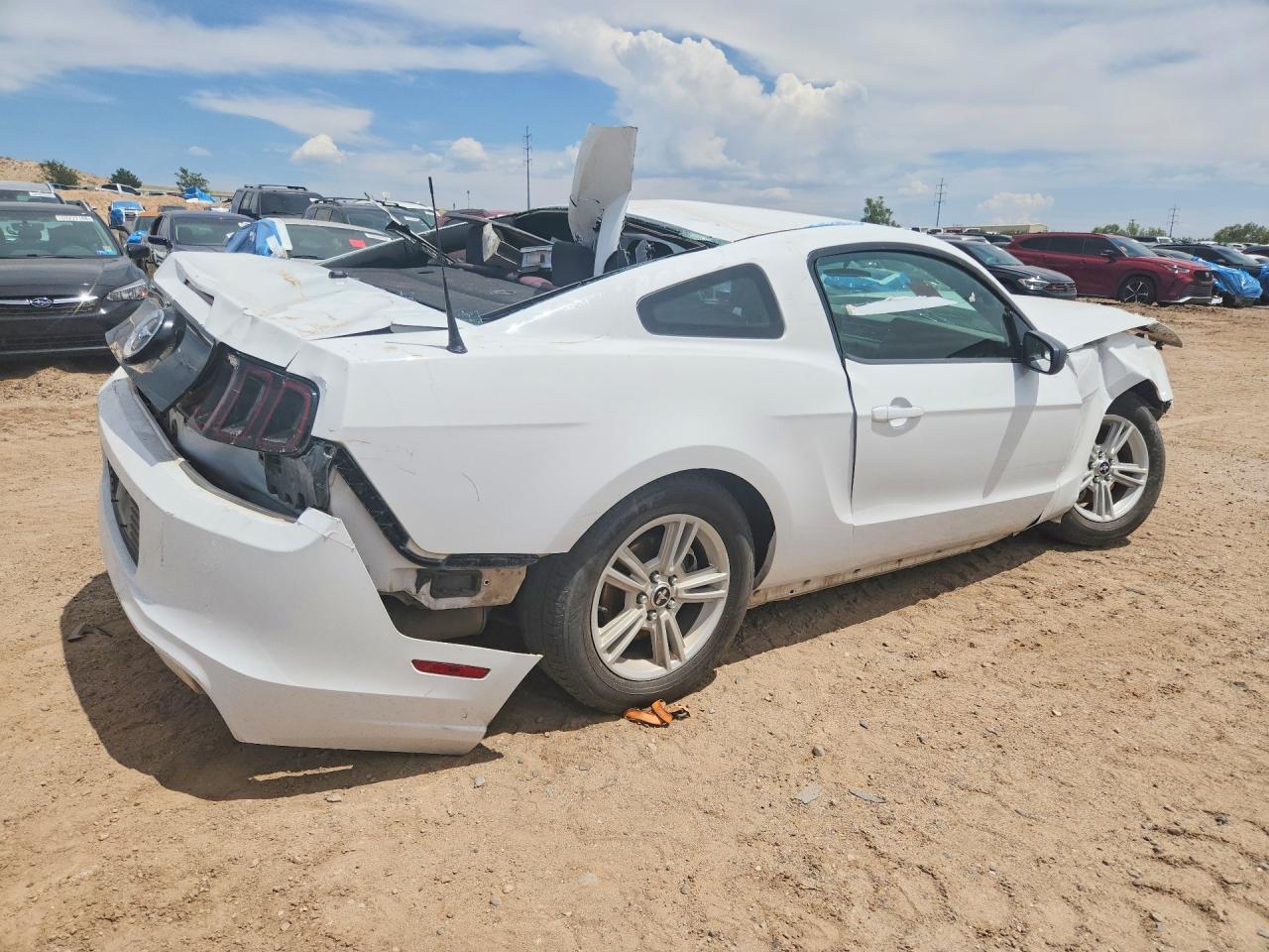 2014 Ford Mustang White vin: 1ZVBP8AM1E5268664