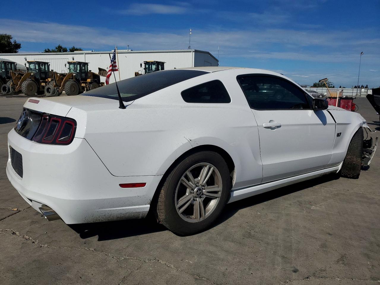 2014 Ford Mustang White vin: 1ZVBP8AM1E5281513
