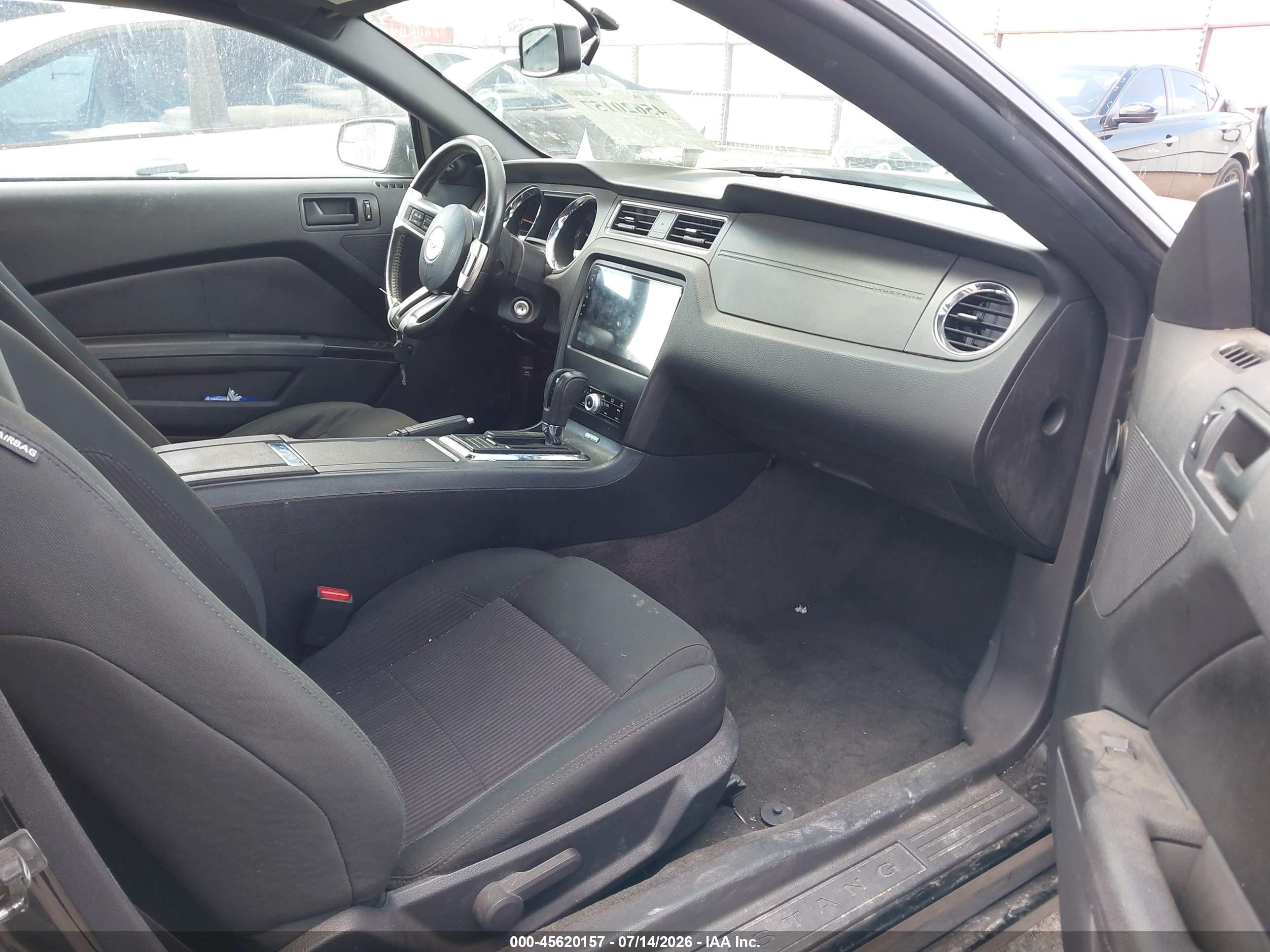 2014 Ford Mustang V6 Черный vin: 1ZVBP8AM1E5306555