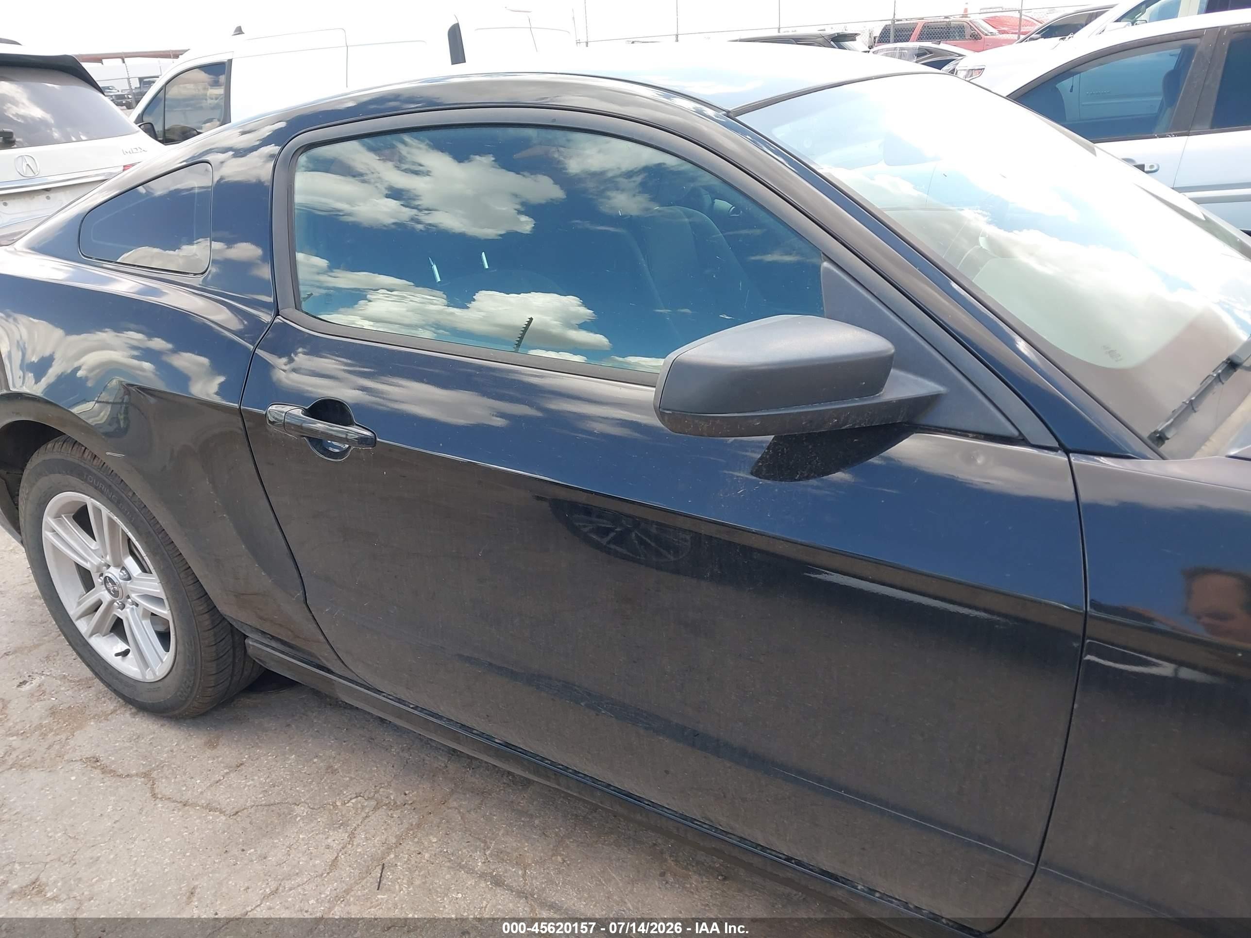 2014 Ford Mustang V6 Черный vin: 1ZVBP8AM1E5306555