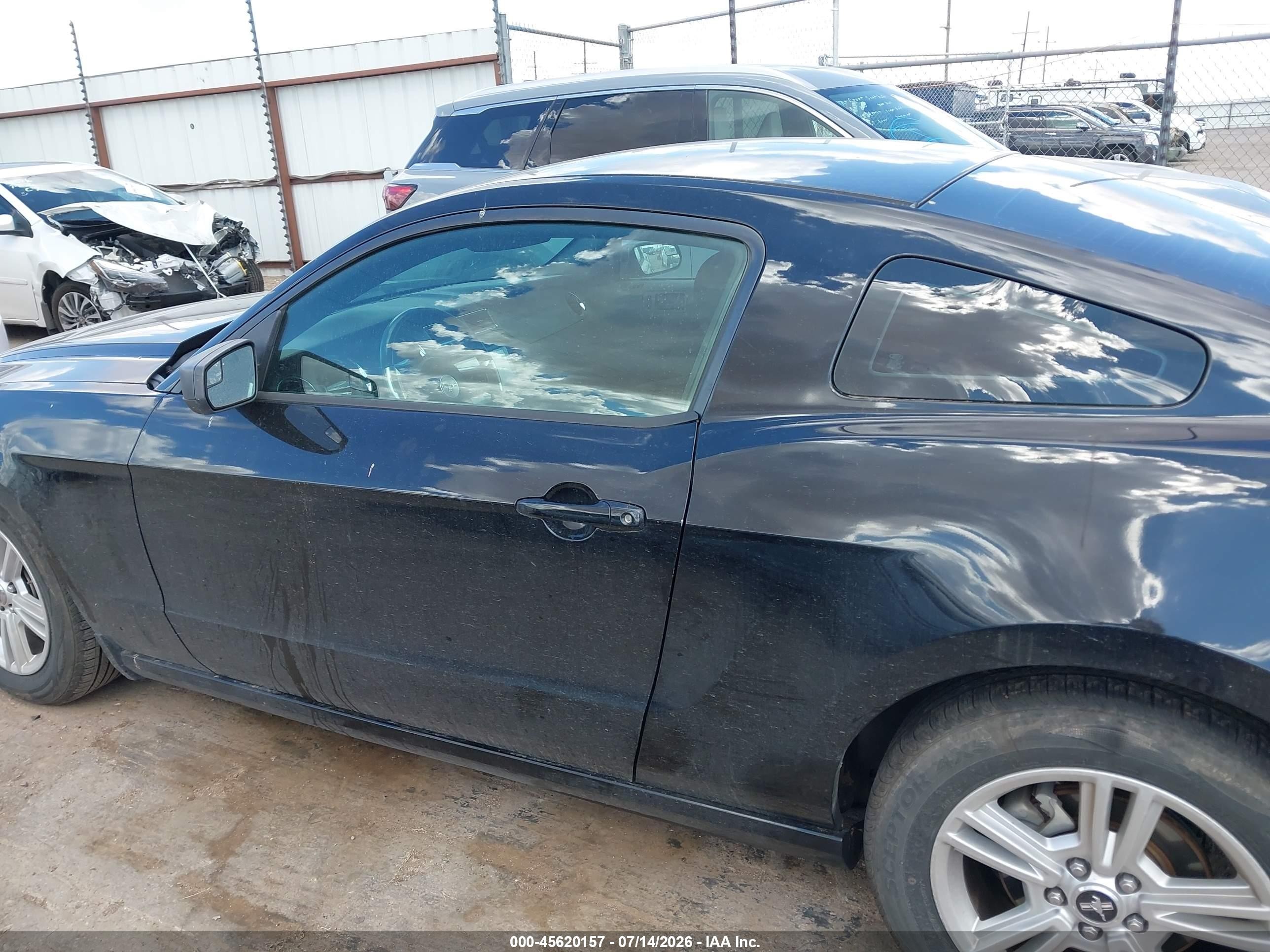 2014 Ford Mustang V6 Черный vin: 1ZVBP8AM1E5306555