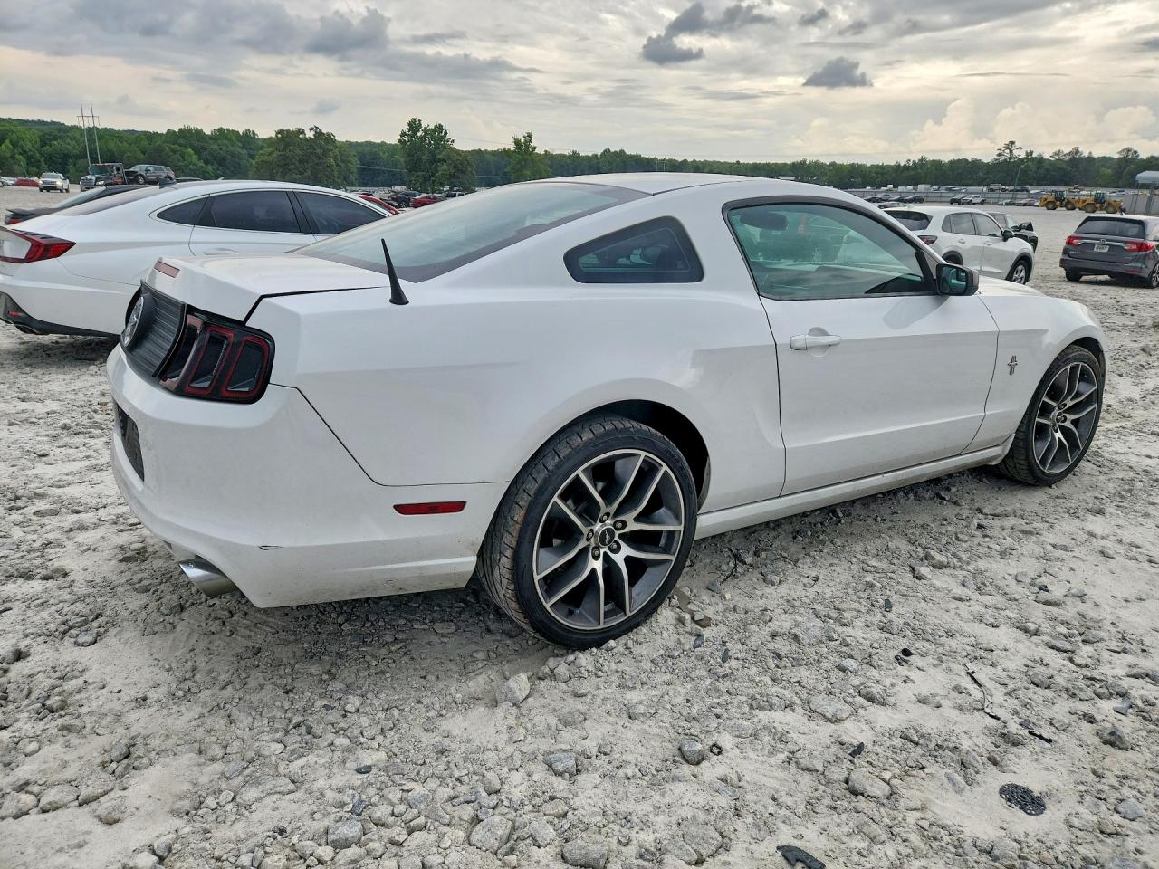 2014 Ford Mustang Белый vin: 1ZVBP8AM1E5313909