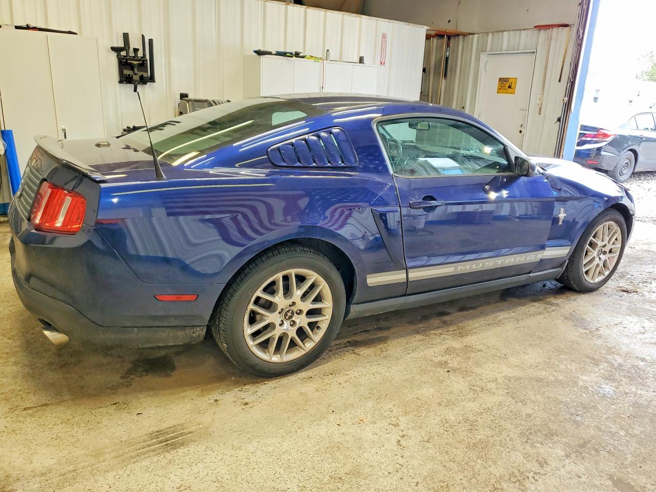 2012 Ford Mustang Синий vin: 1ZVBP8AM2C5252180