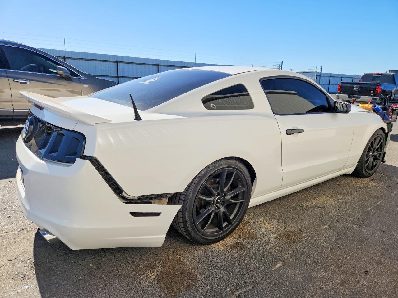 2013 Ford Mustang White vin: 1ZVBP8AM2D5227233