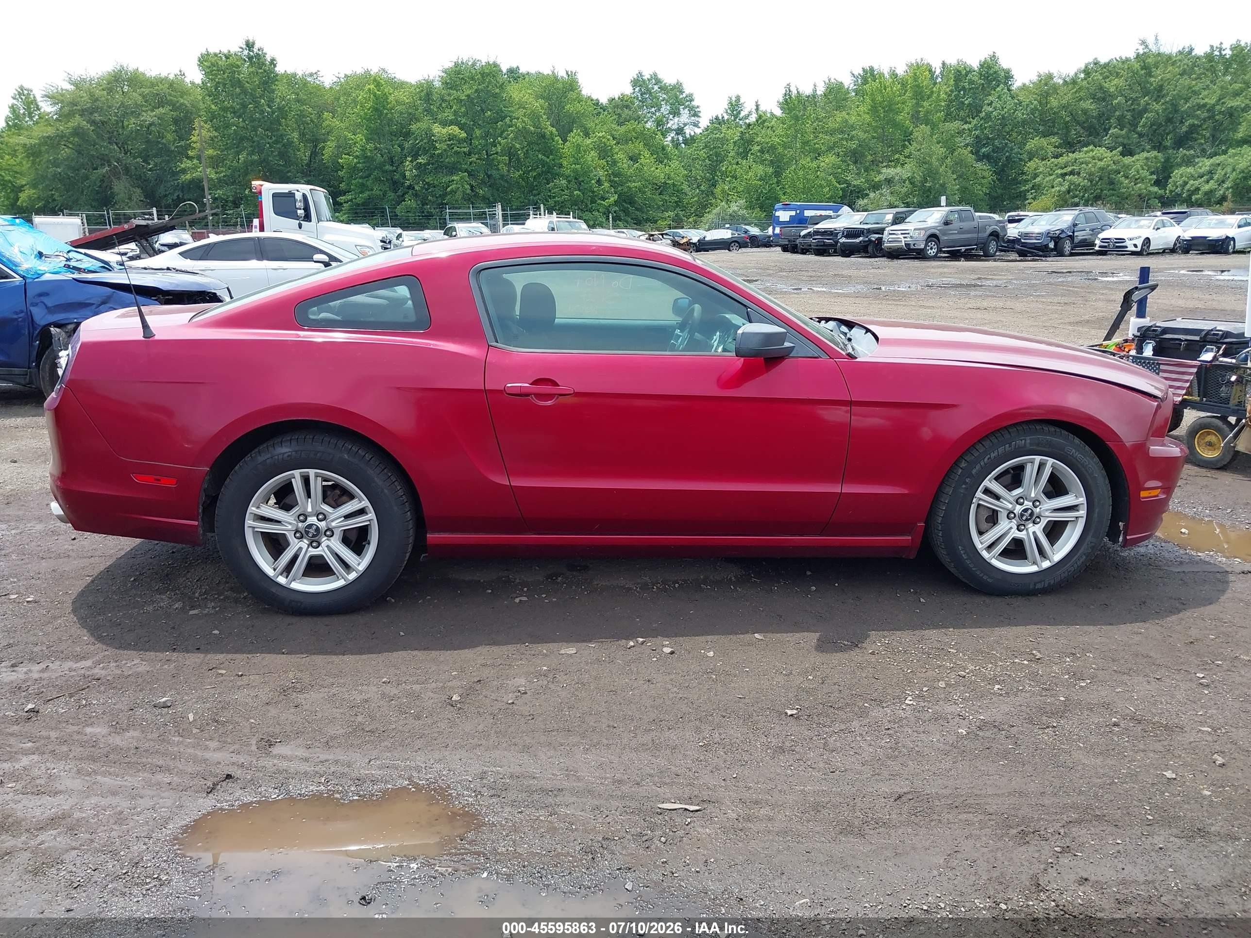 2014 Ford Mustang V6 Red vin: 1ZVBP8AM2E5220879
