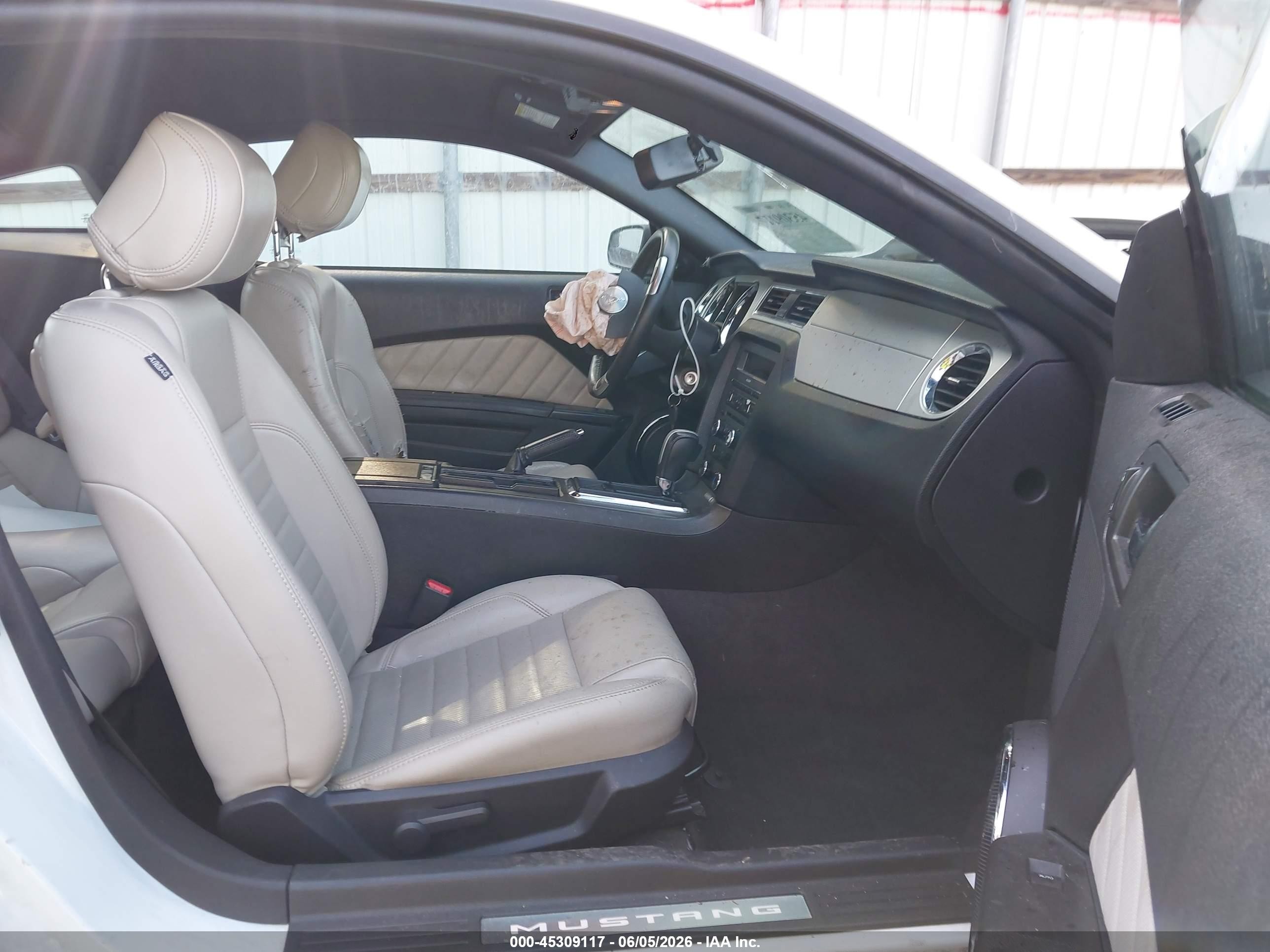 2014 Ford Mustang V6 Premium White vin: 1ZVBP8AM2E5292116