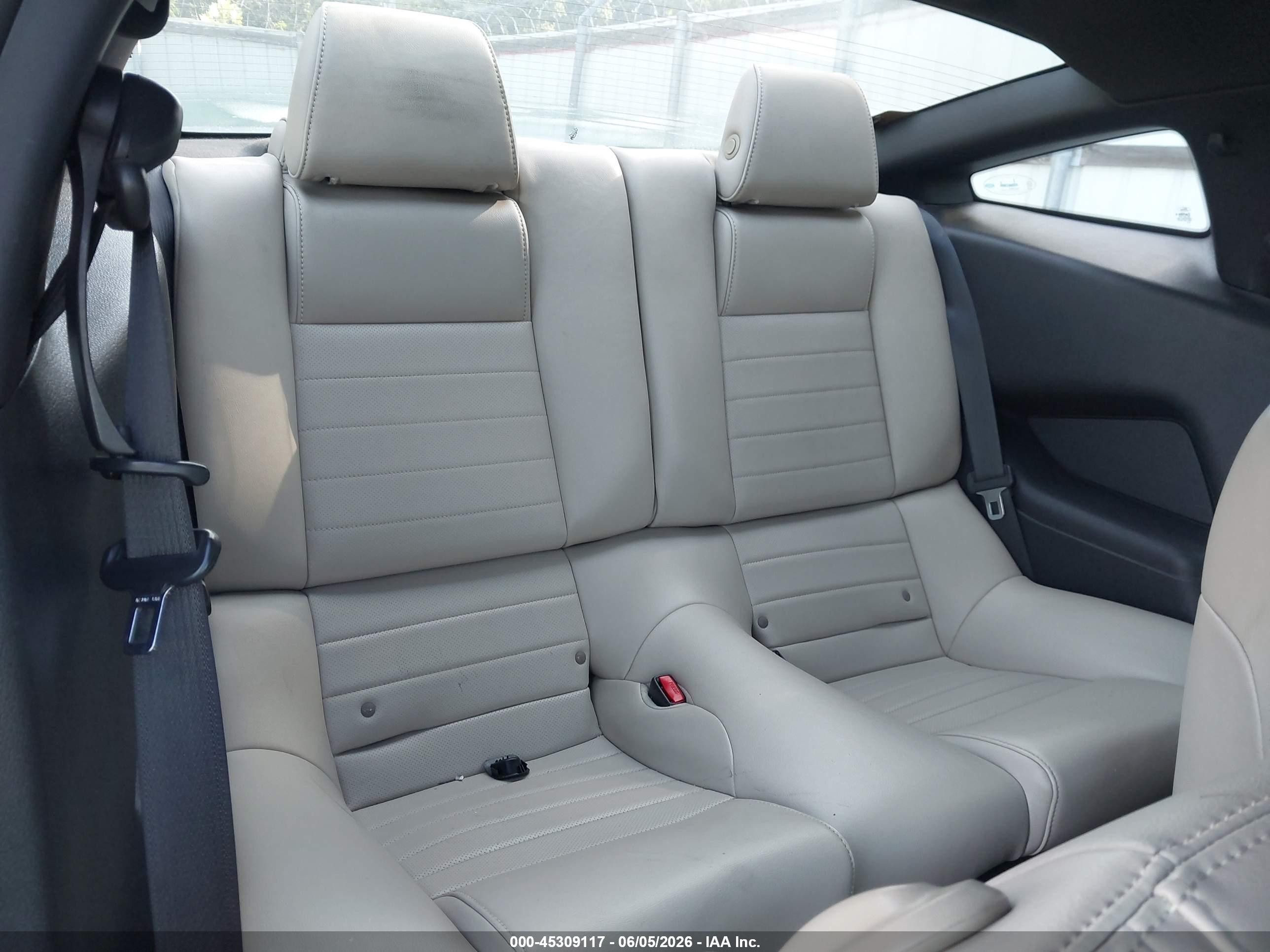 2014 Ford Mustang V6 Premium White vin: 1ZVBP8AM2E5292116