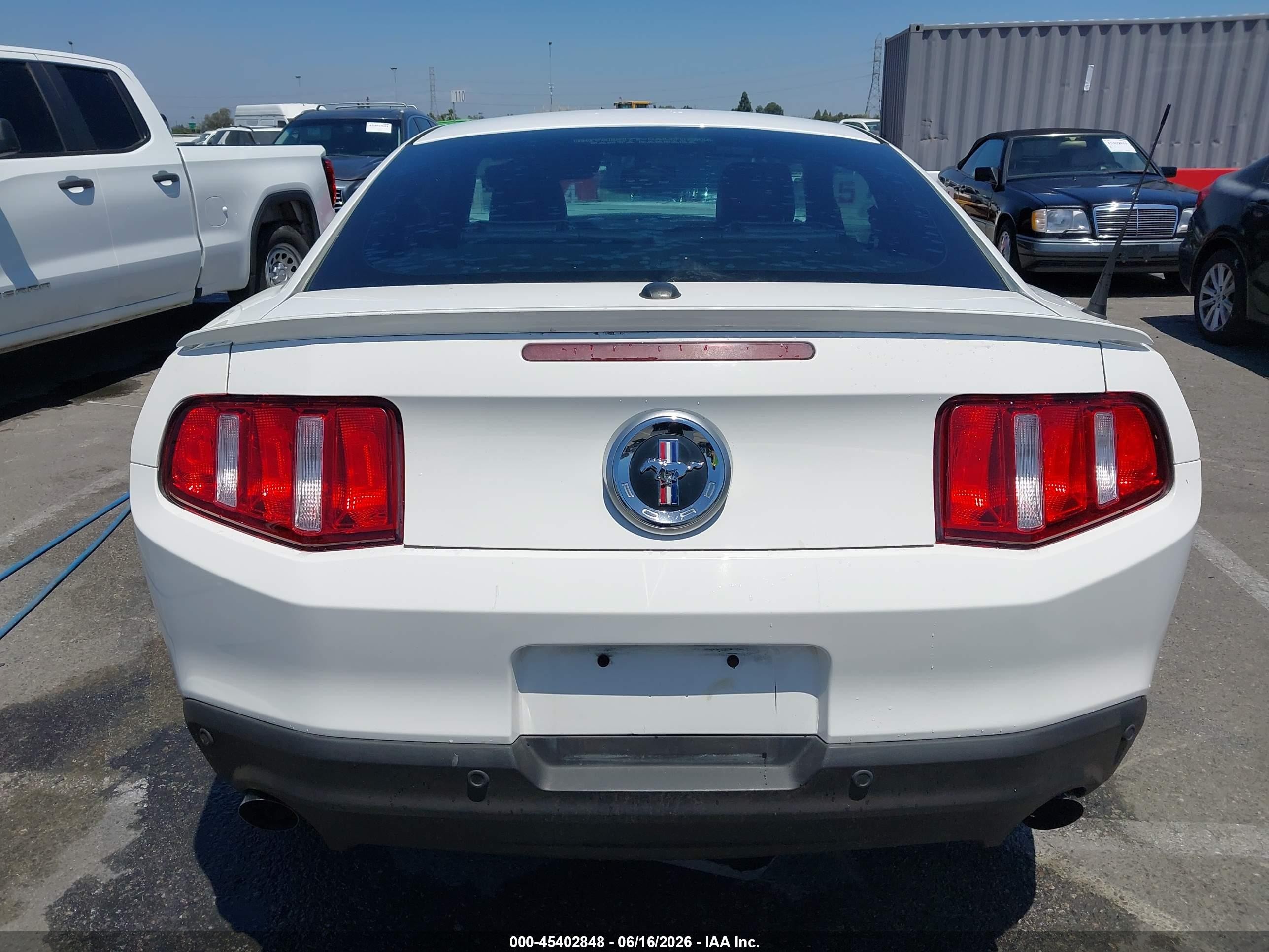 2012 Ford Mustang V6 Premium White vin: 1ZVBP8AM3C5263740
