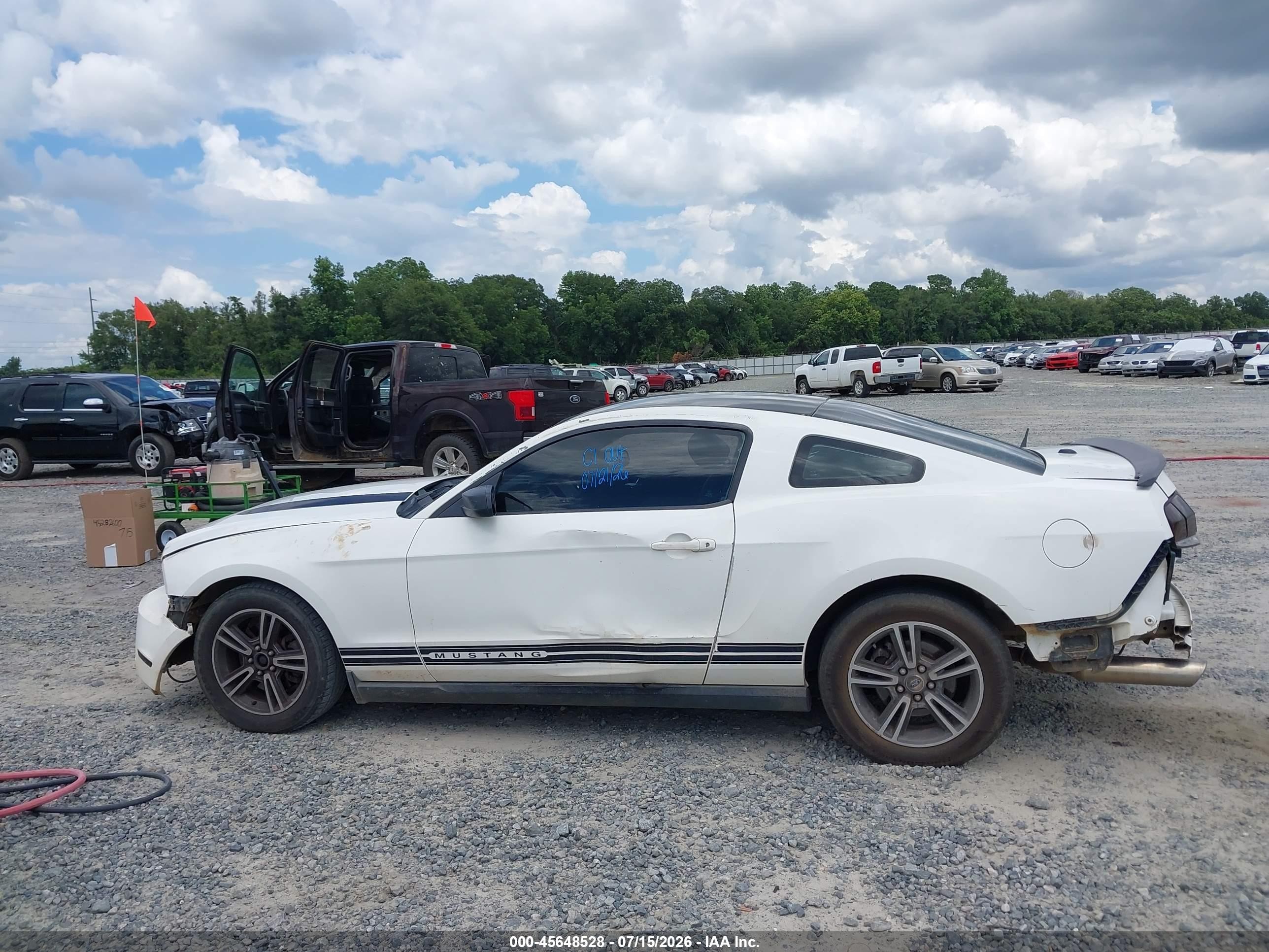 2012 Ford Mustang V6 Premium White vin: 1ZVBP8AM3C5280621