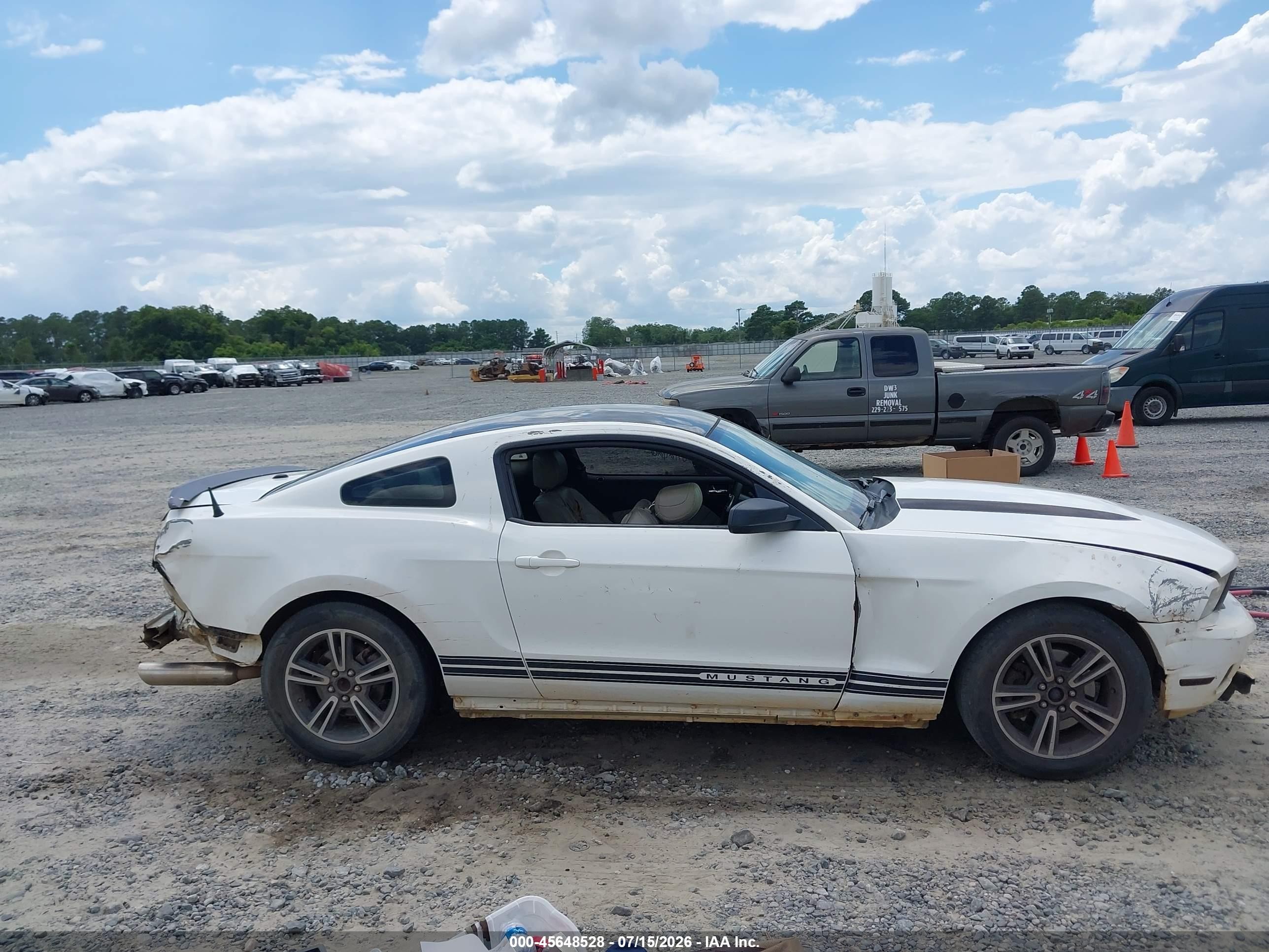 2012 Ford Mustang V6 Premium White vin: 1ZVBP8AM3C5280621