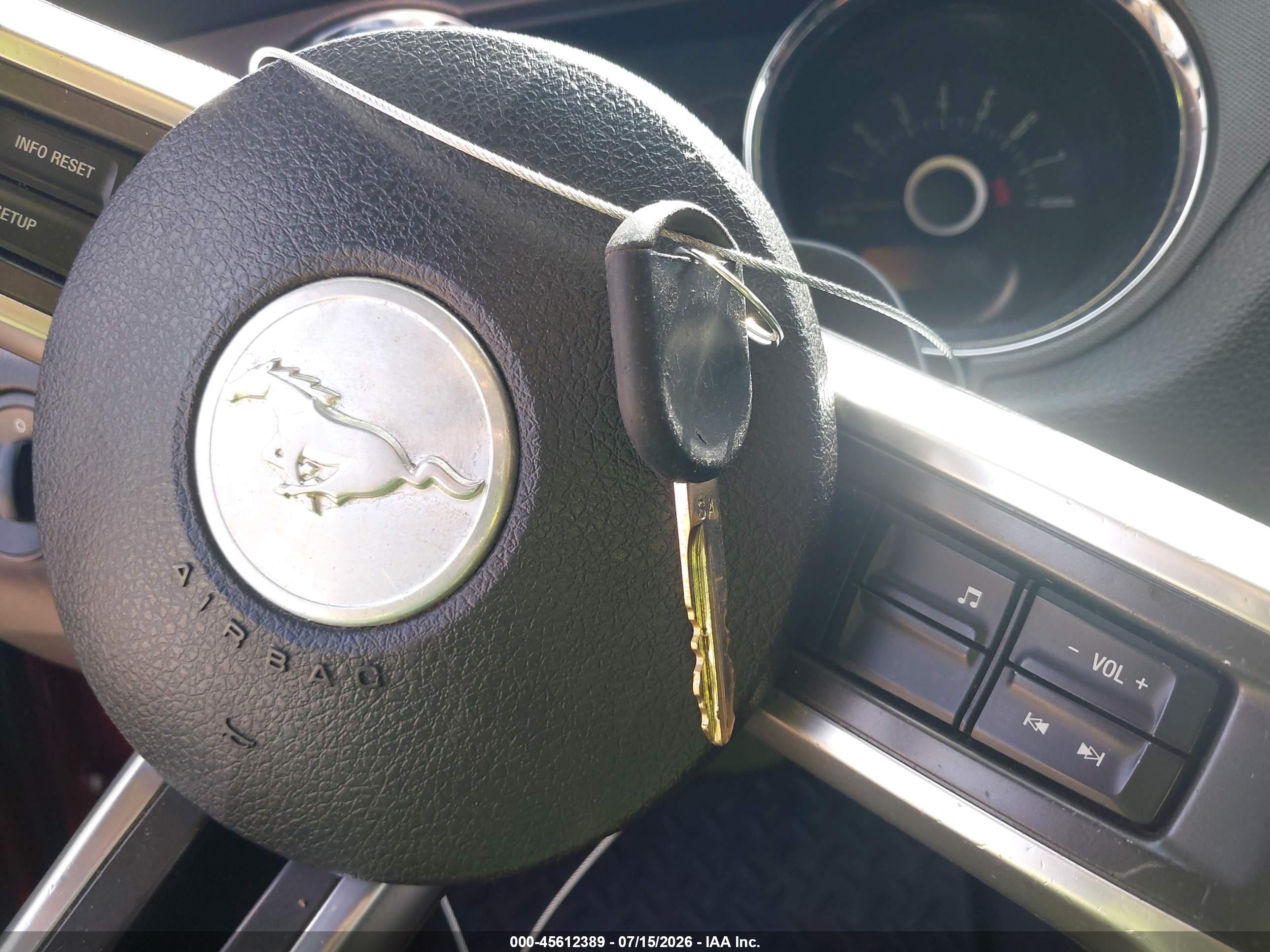 2013 Ford Mustang V6 Красный vin: 1ZVBP8AM3D5211686