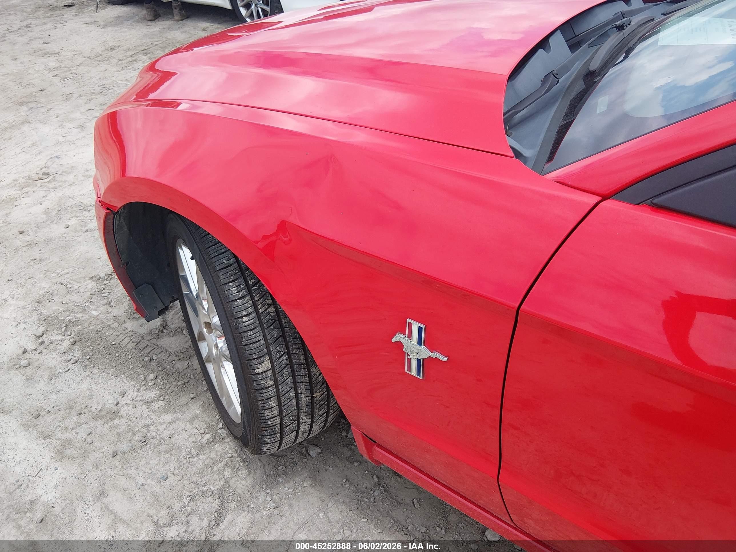 2013 Ford Mustang V6 Premium Красный vin: 1ZVBP8AM3D5235387